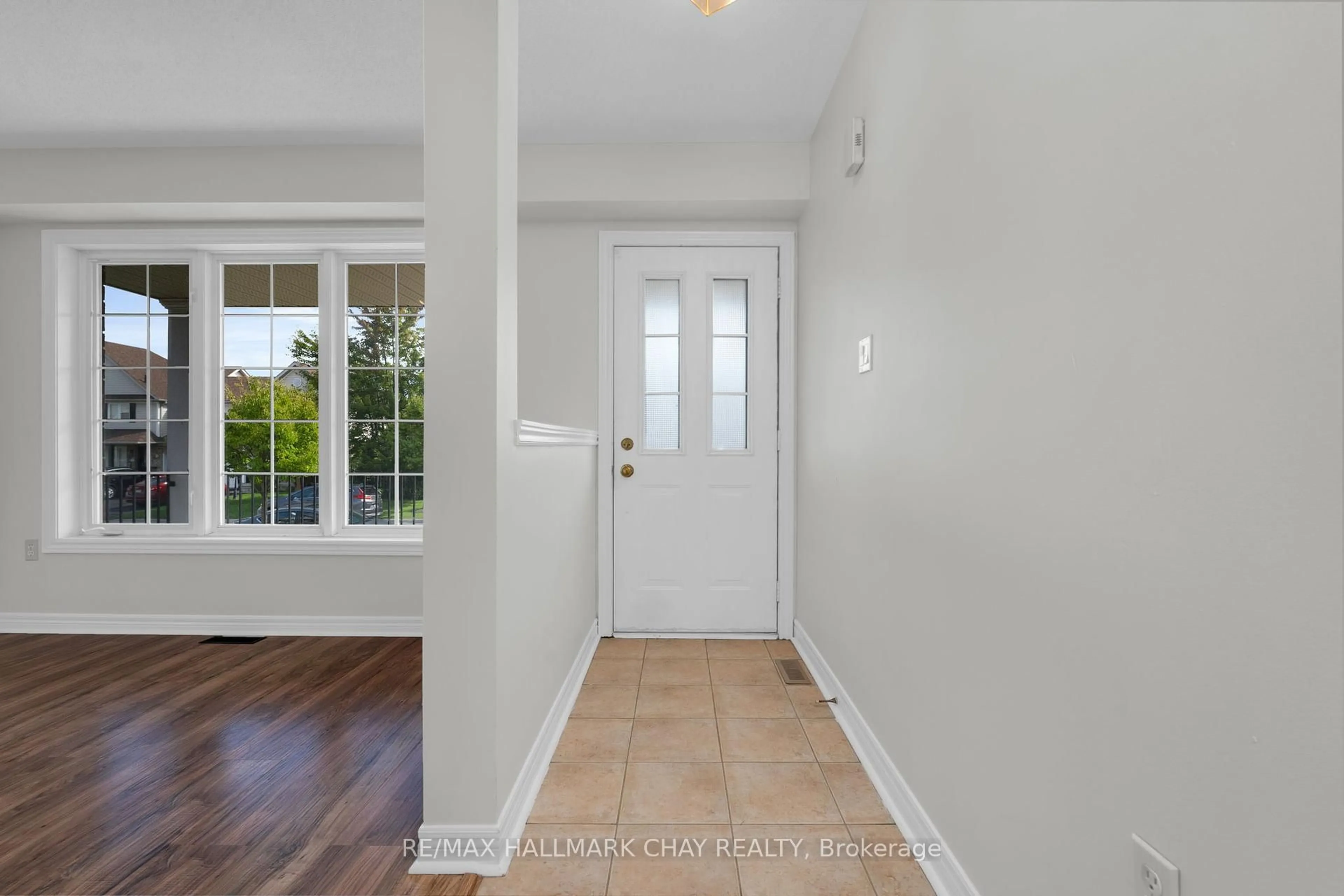 Indoor entryway for 97 Bentley Cres, Barrie Ontario L4N 0Z1