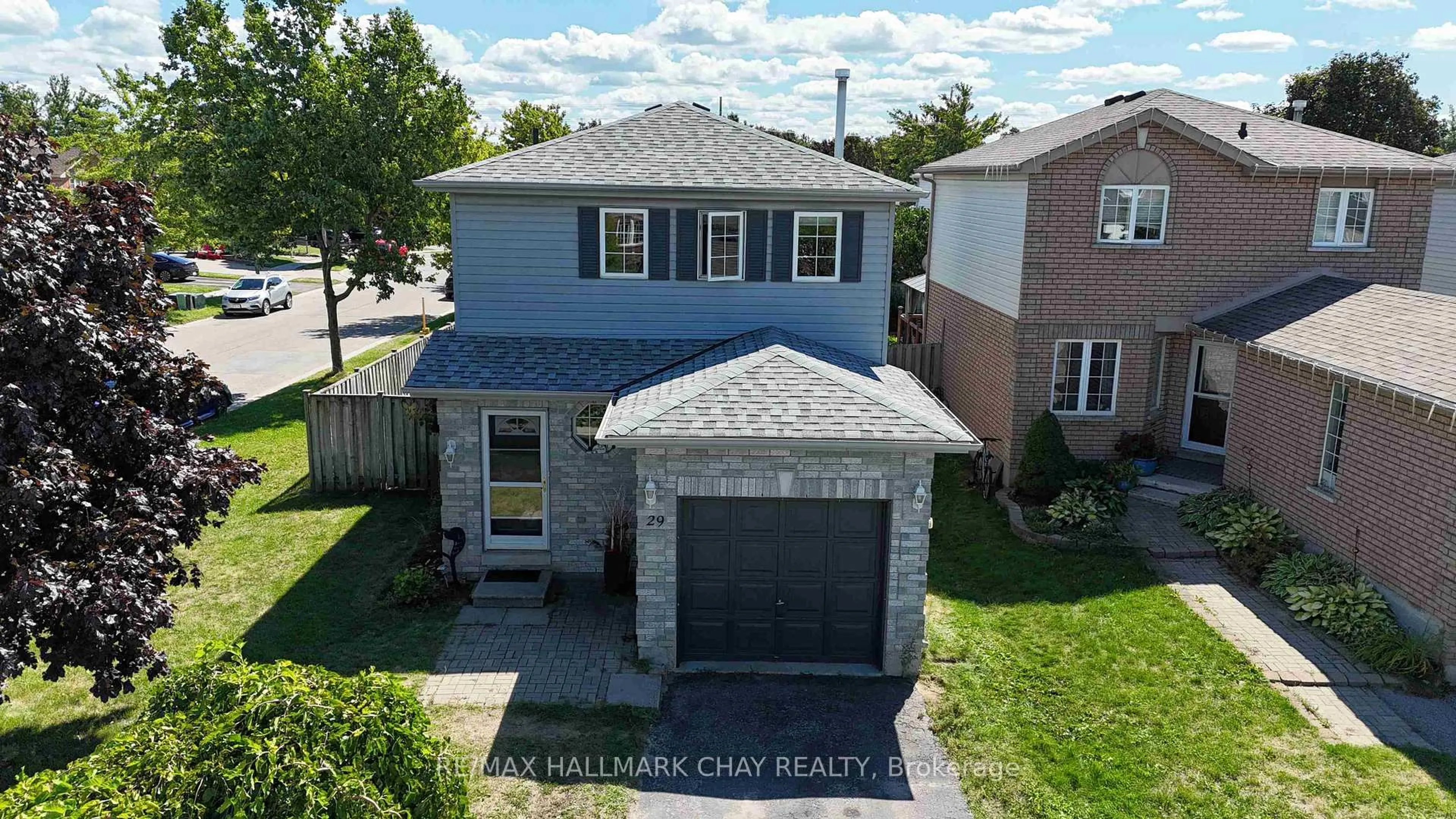 A pic from outside/outdoor area/front of a property/back of a property/a pic from drone, street for 29 Charleson Dr, Barrie Ontario L4N 8N6