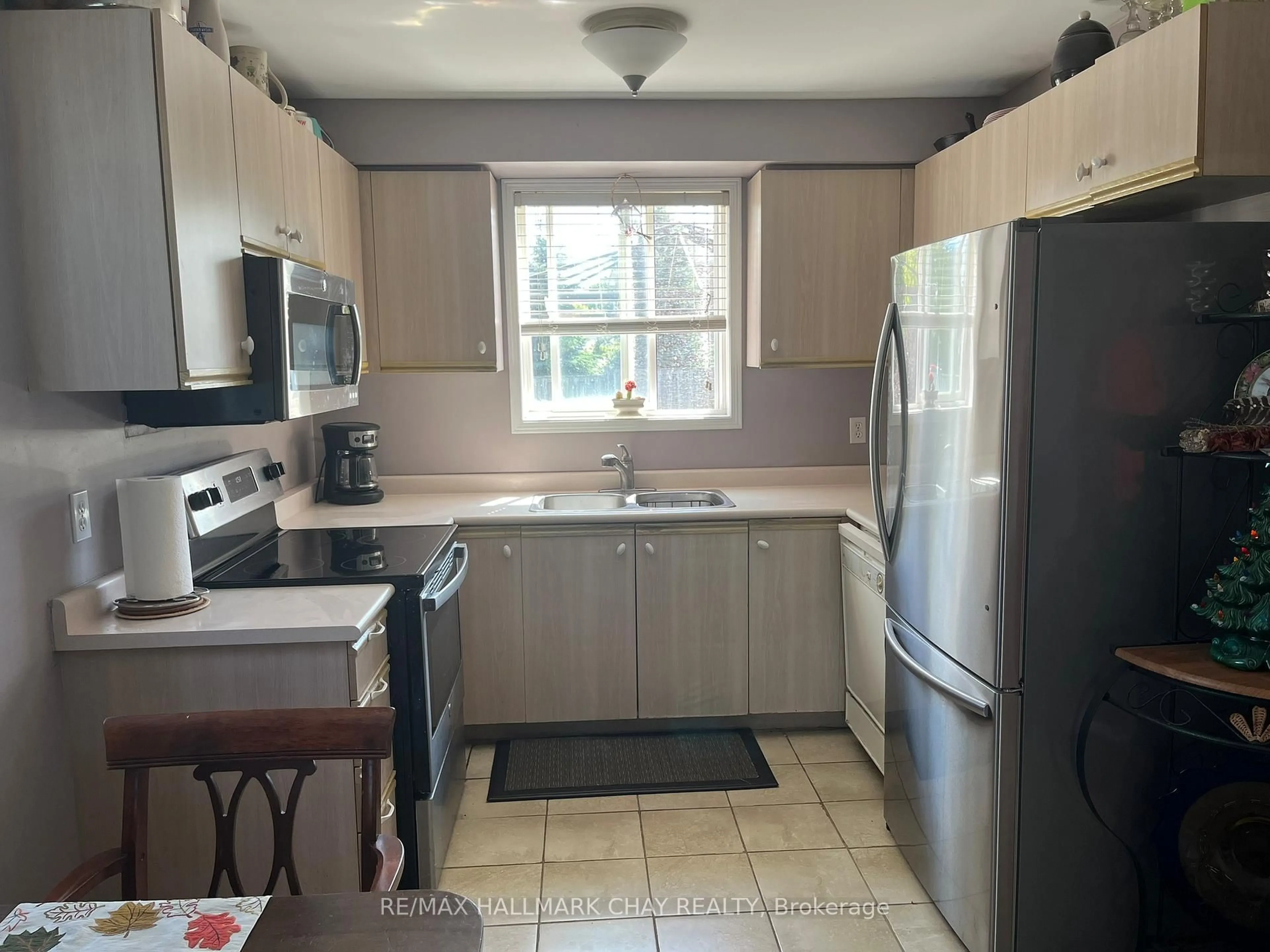 Standard kitchen, ceramic/tile floor for 29 Charleson Dr, Barrie Ontario L4N 8N6
