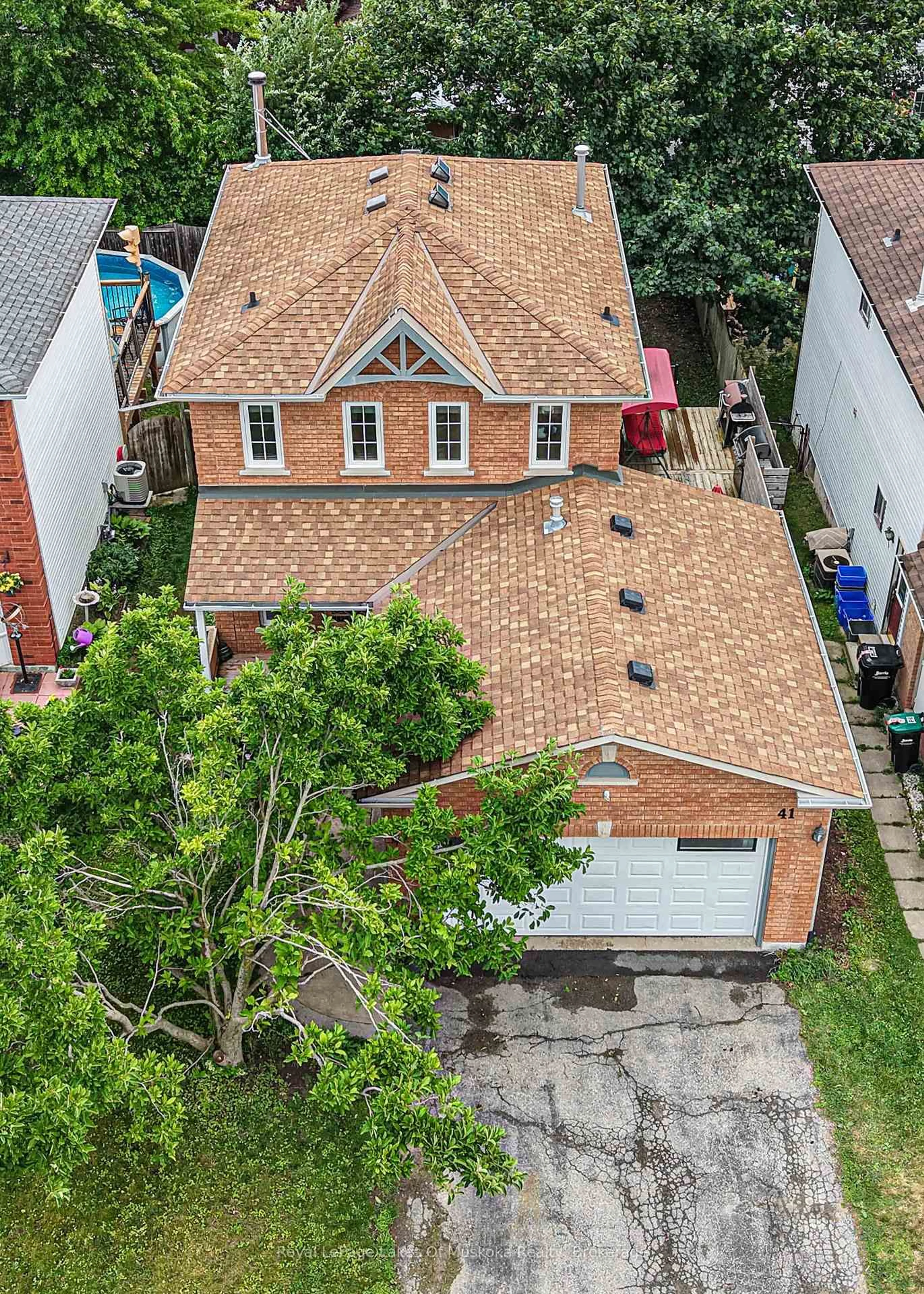 A pic from outside/outdoor area/front of a property/back of a property/a pic from drone, street for 41 Penton Dr, Barrie Ontario L4N 7A3