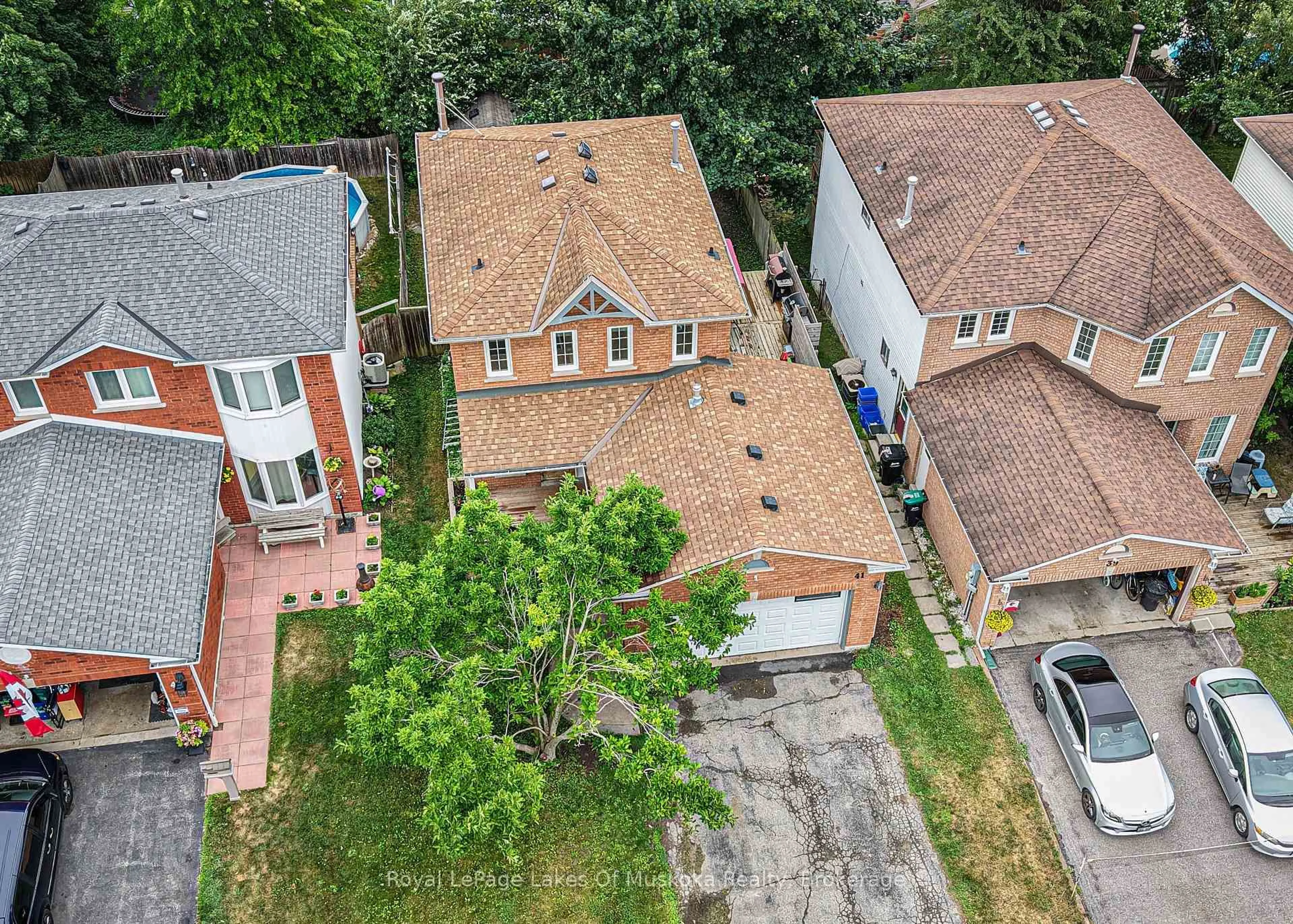 A pic from outside/outdoor area/front of a property/back of a property/a pic from drone, street for 41 Penton Dr, Barrie Ontario L4N 7A3