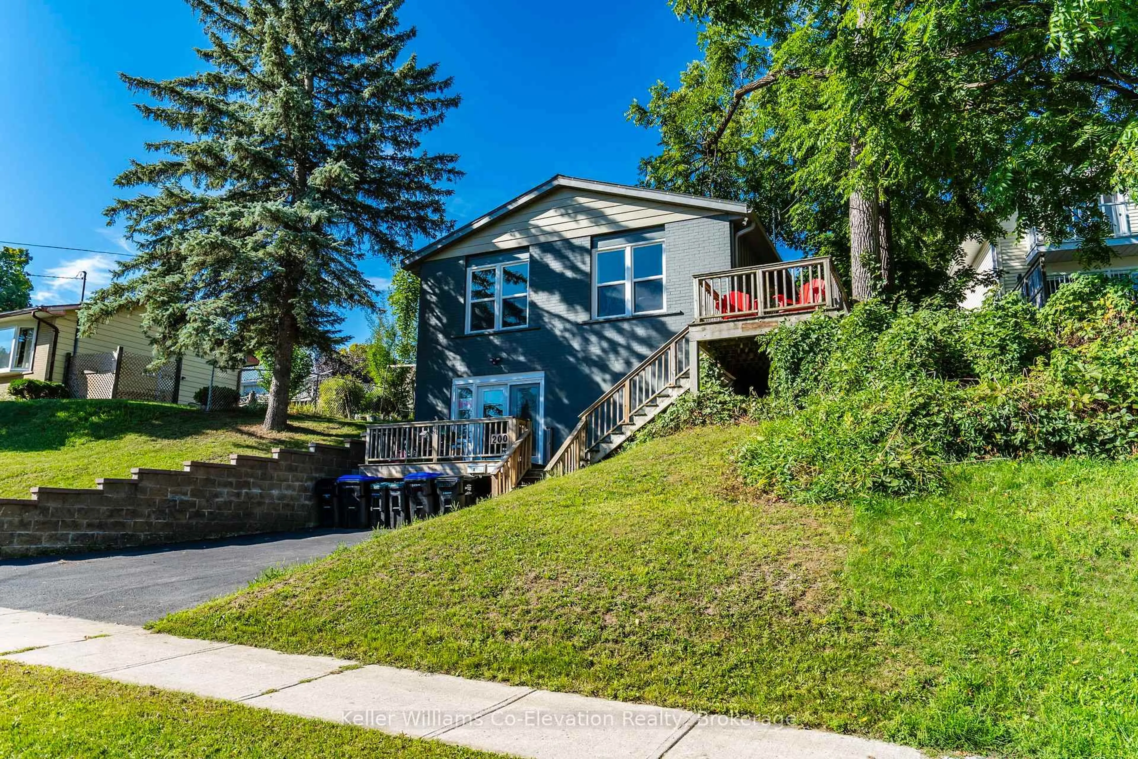 A pic from outside/outdoor area/front of a property/back of a property/a pic from drone, street for 200 Sixth St, Midland Ontario L4R 3X8