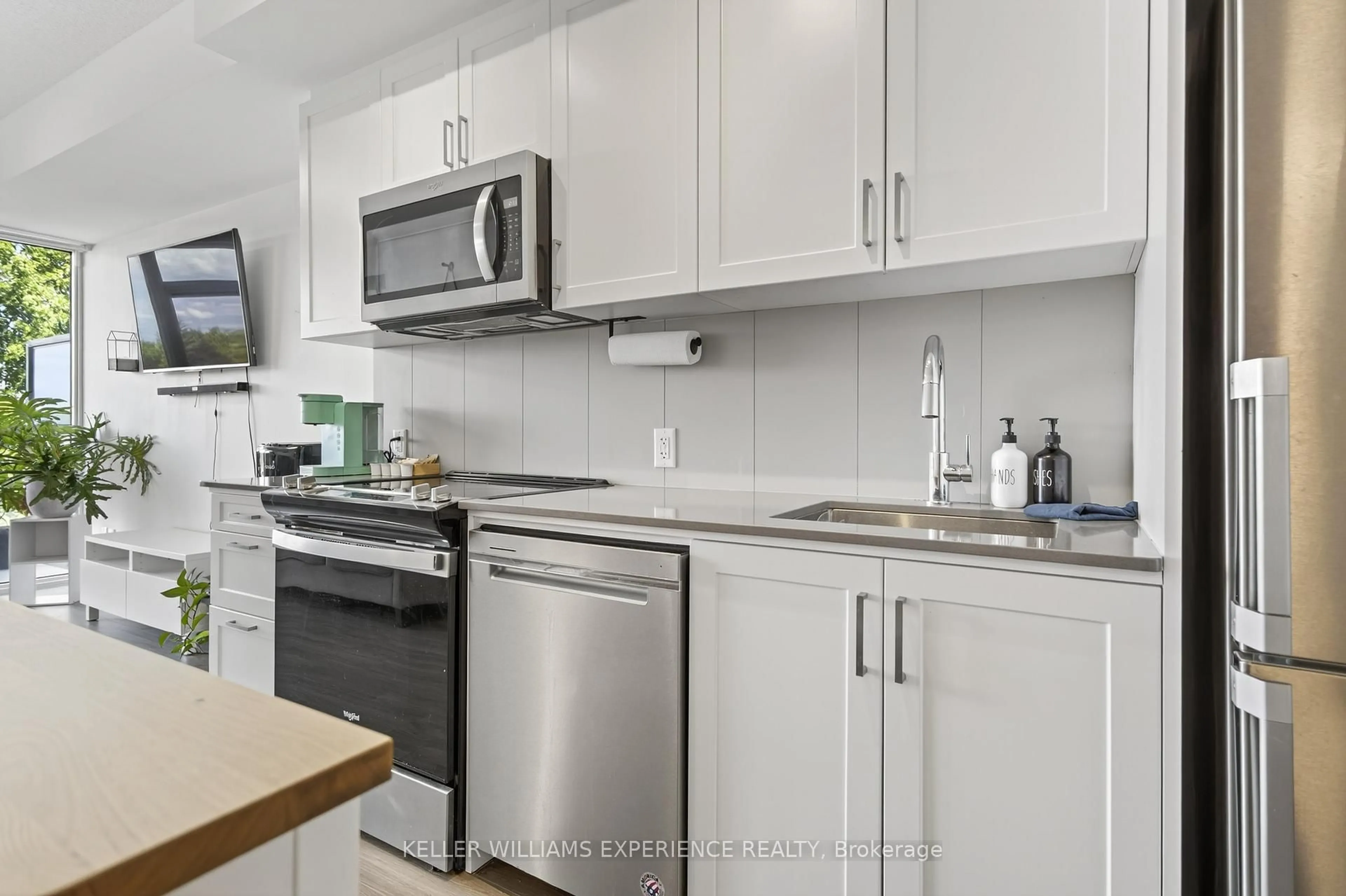Standard kitchen, unknown for 681 Yonge St #328, Barrie Ontario L4N 4E8