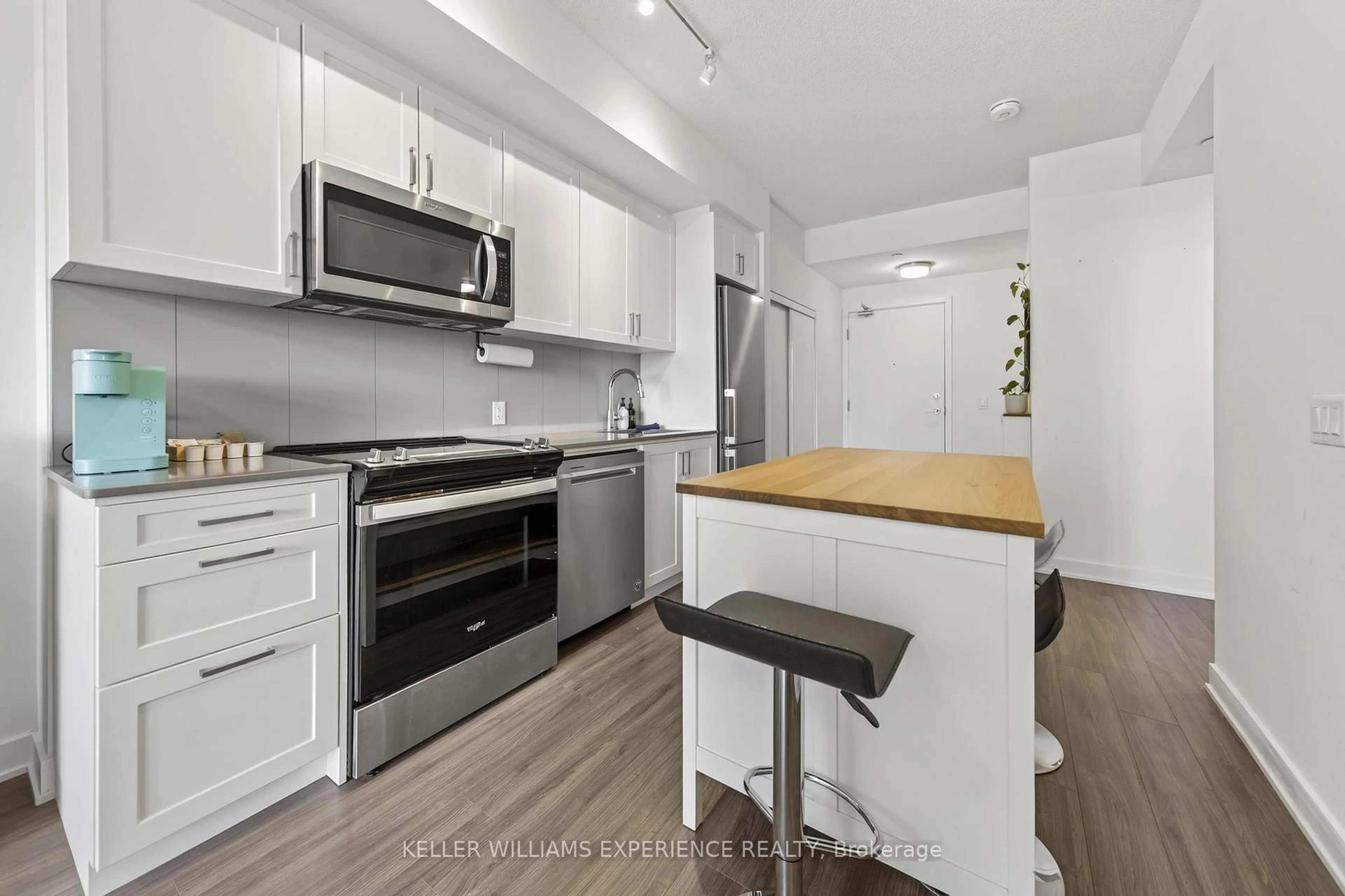 Standard kitchen, wood/laminate floor for 681 Yonge St #328, Barrie Ontario L4N 4E8