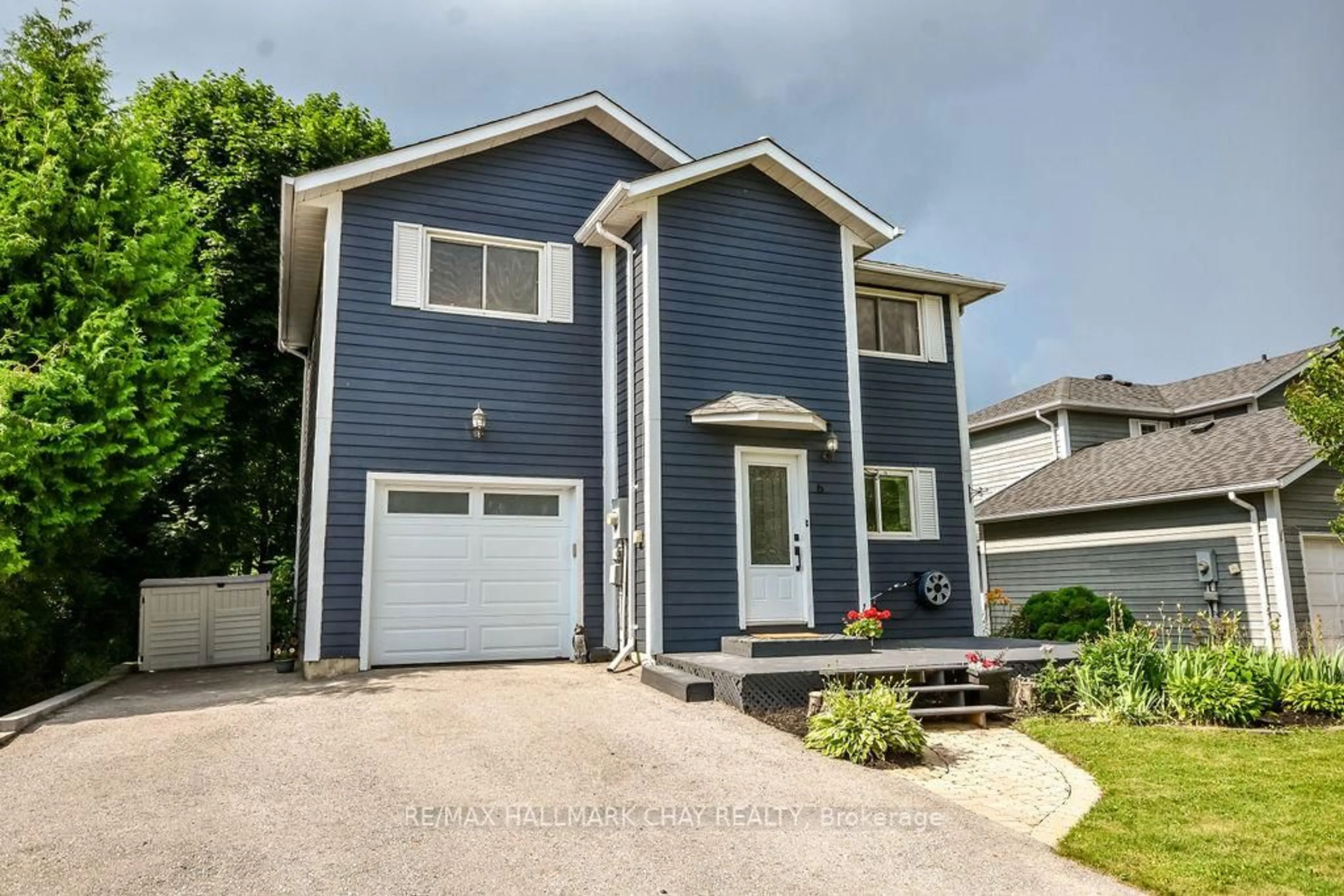 Home with vinyl exterior material, street for 6 James St, Barrie Ontario L4N 6M4