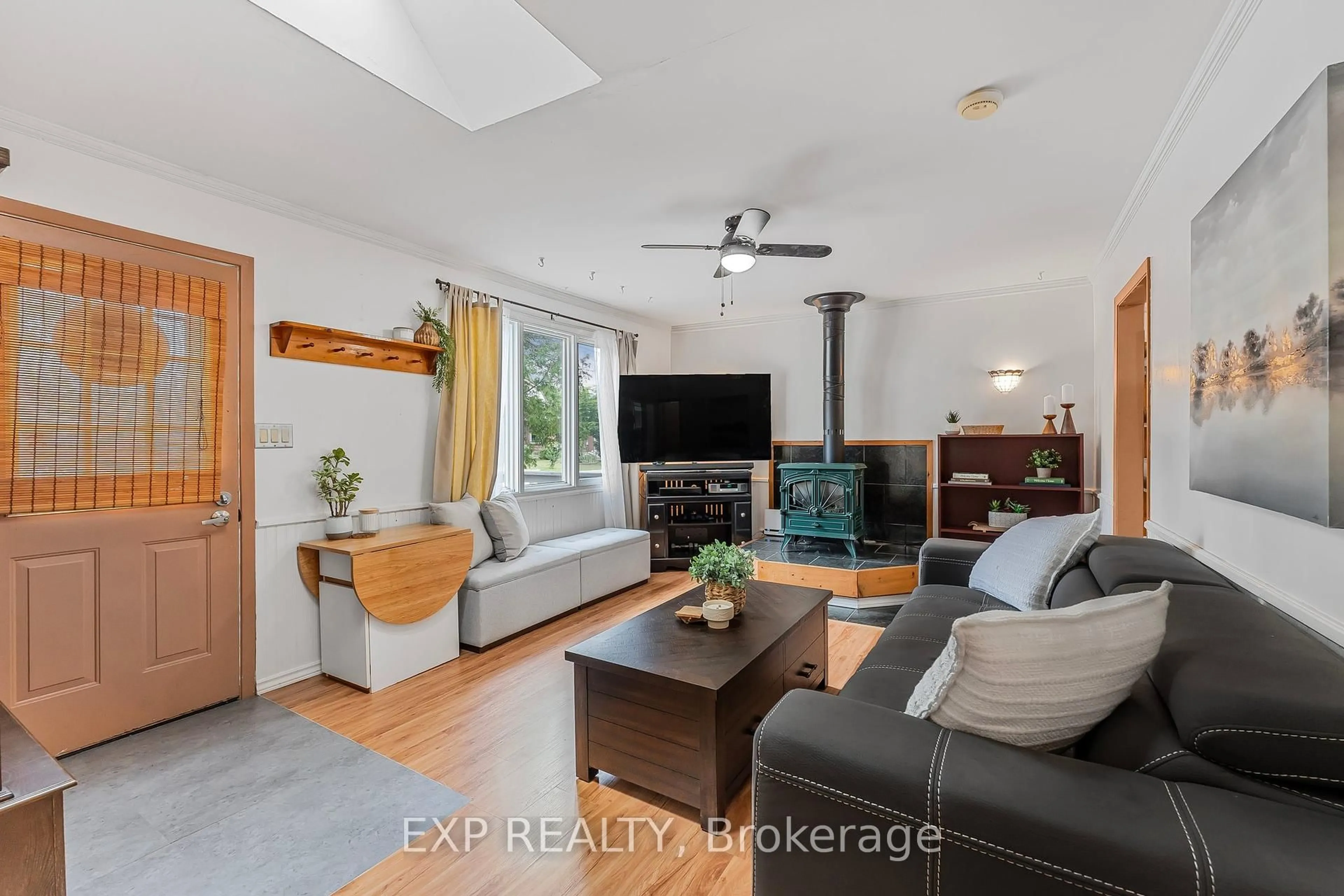 Living room with furniture, wood/laminate floor for 43 68th St, Wasaga Beach Ontario L9Z 1Y1