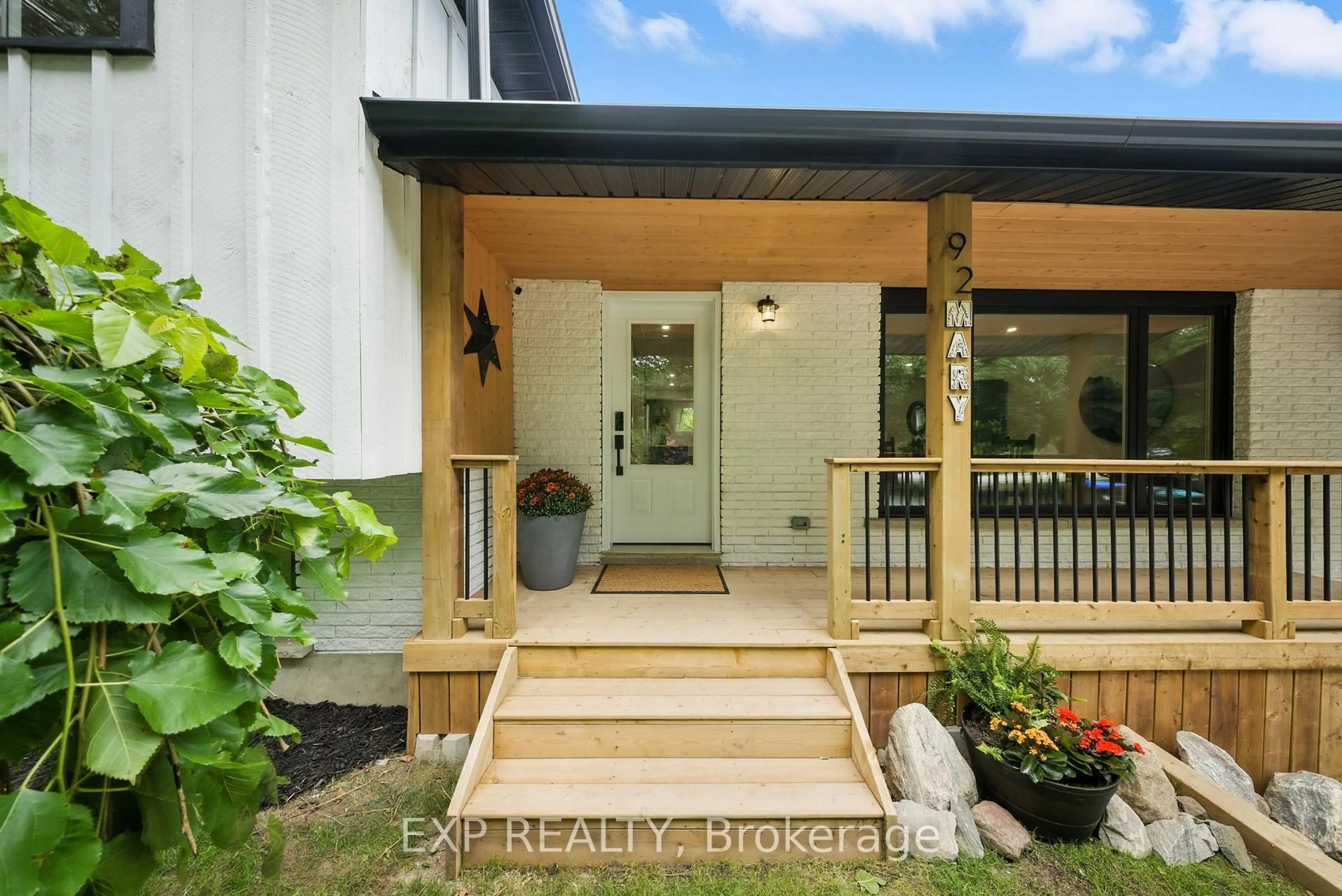 Indoor entryway for 92 Mary St, Clearview Ontario L0M 1G0