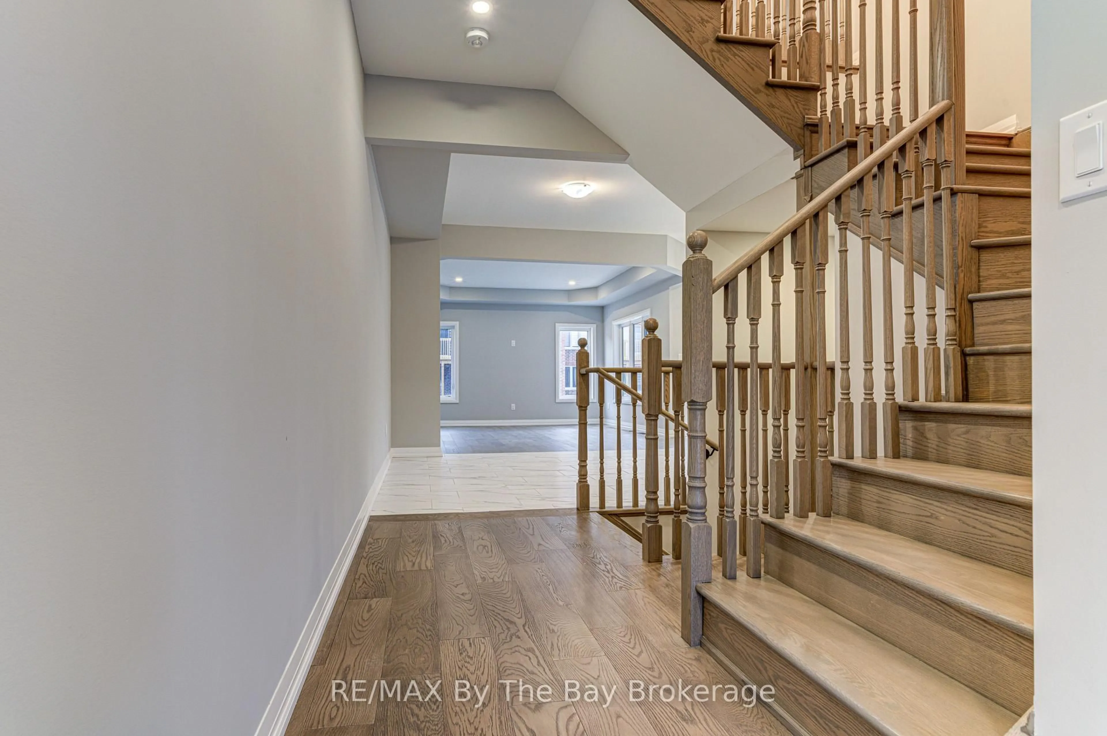 Indoor entryway for 61 Federica Cres, Wasaga Beach Ontario L9Z 0N5