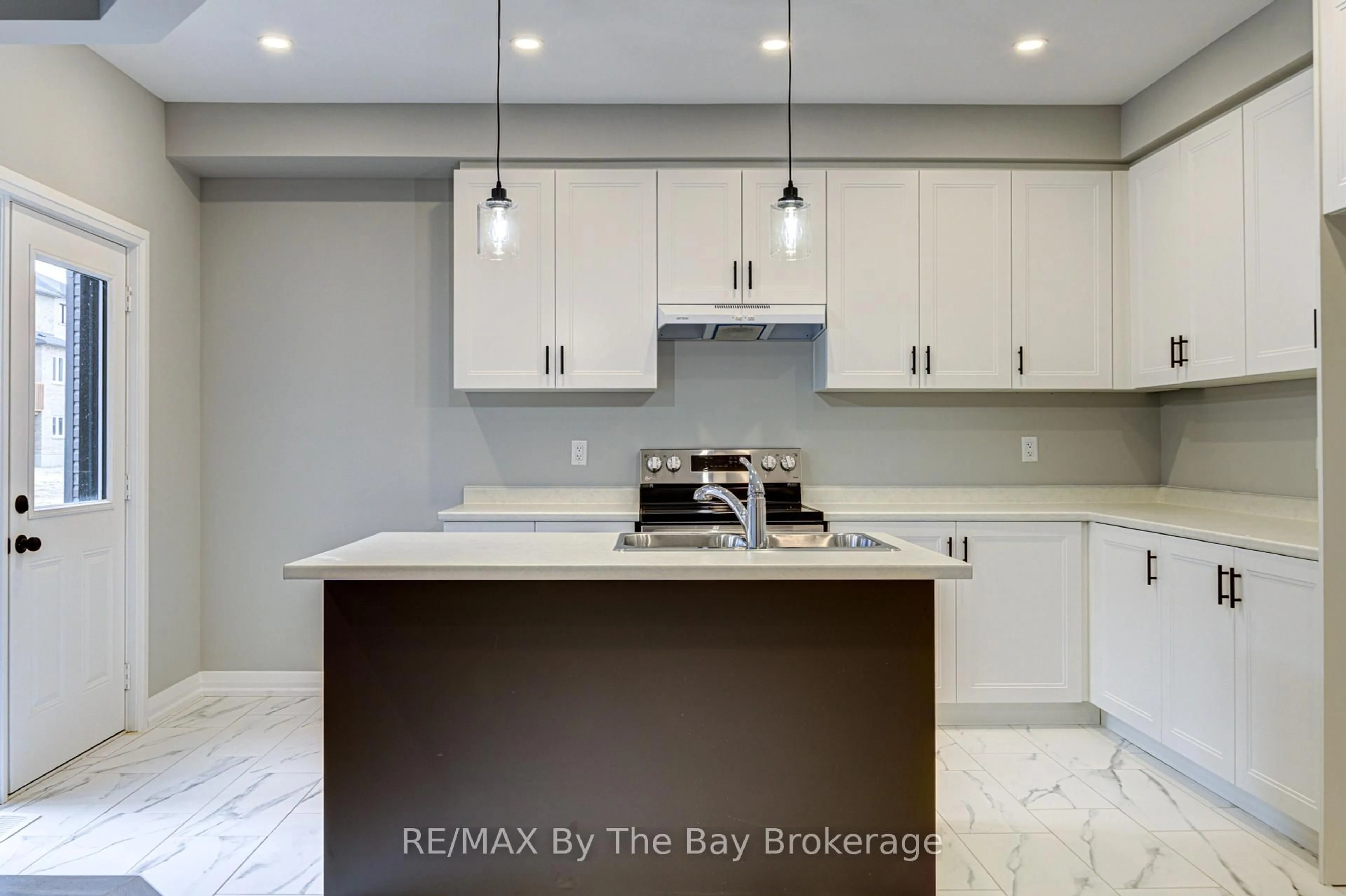 Open concept kitchen, ceramic/tile floor for 61 Federica Cres, Wasaga Beach Ontario L9Z 0N5
