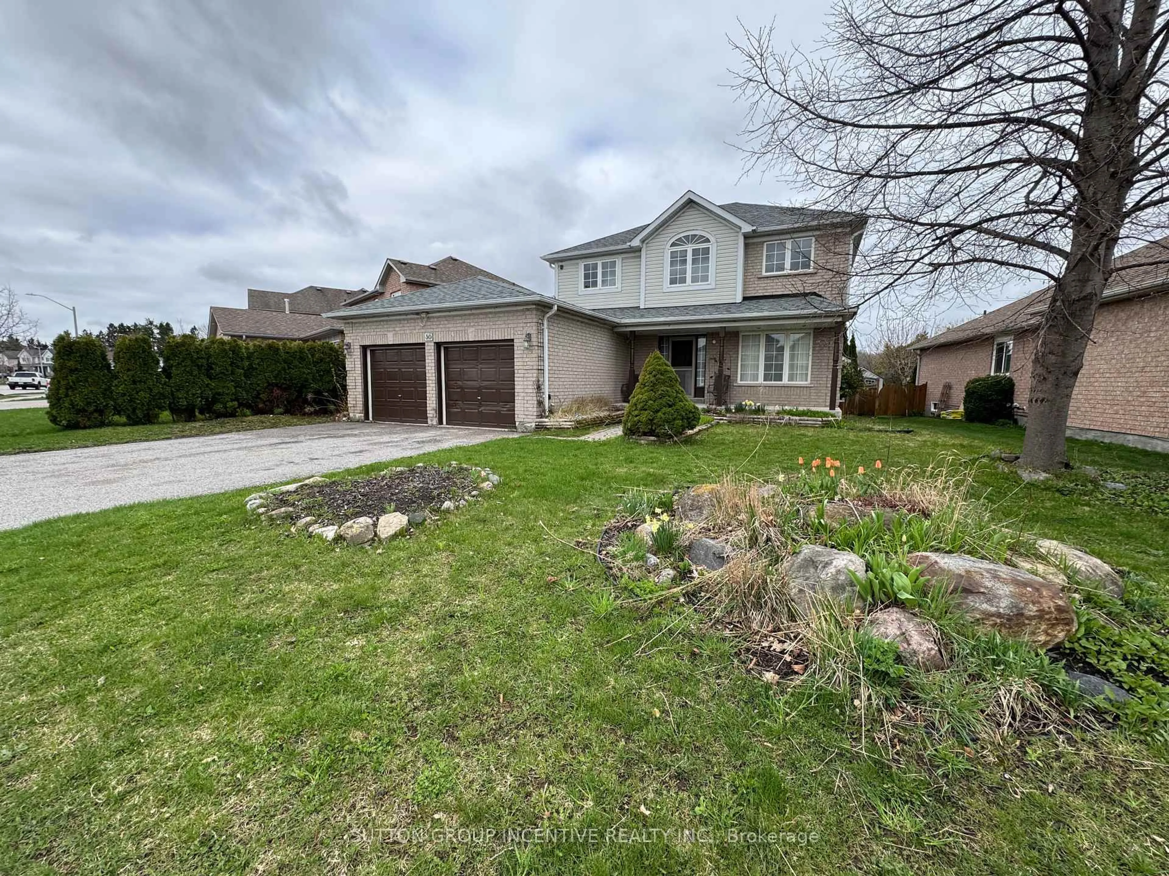 A pic from outside/outdoor area/front of a property/back of a property/a pic from drone, street for 30 Country Lane, Barrie Ontario L4N 0E8