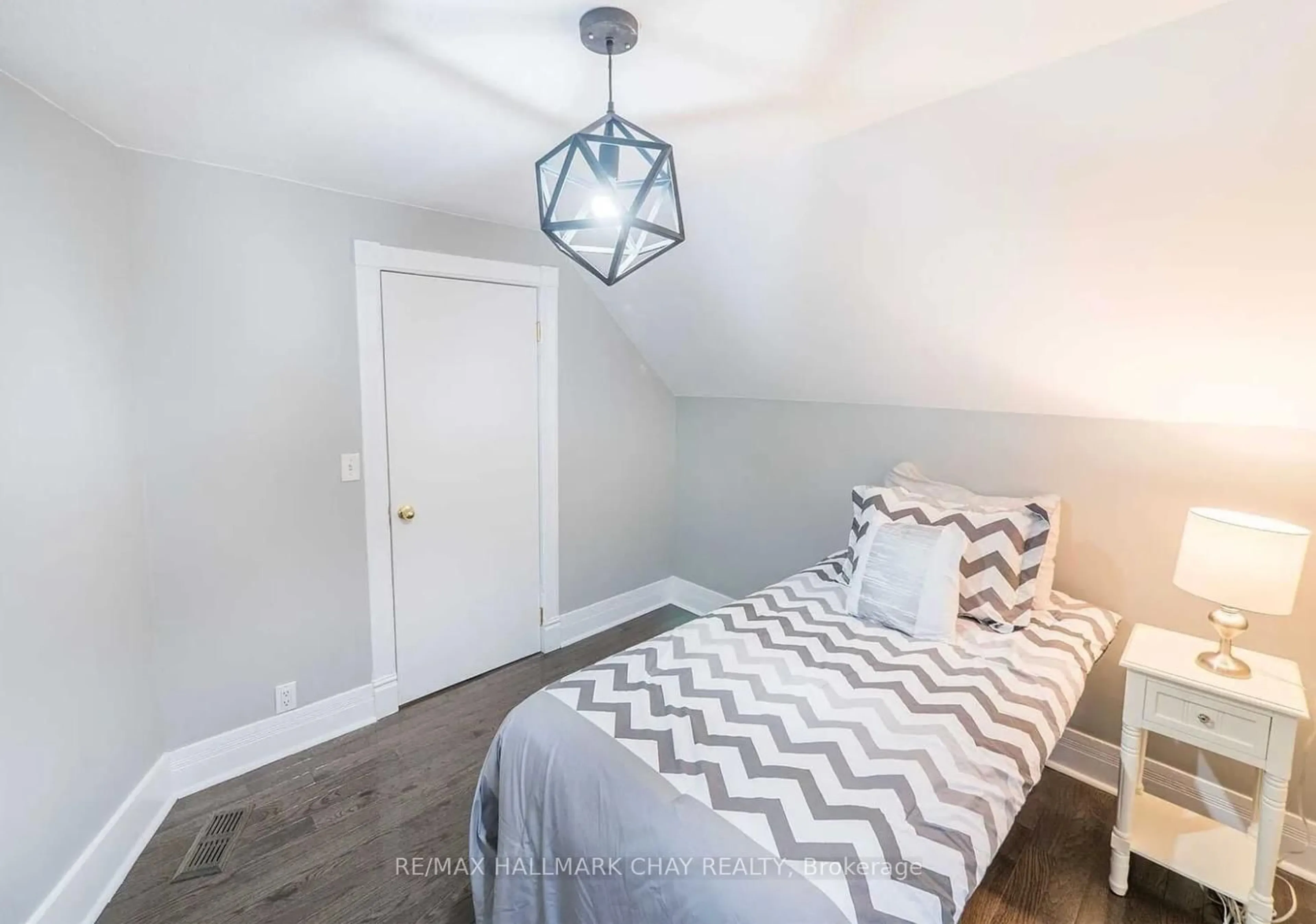 Bedroom with bed, unknown for 99 John St, Barrie Ontario L4N 2K7