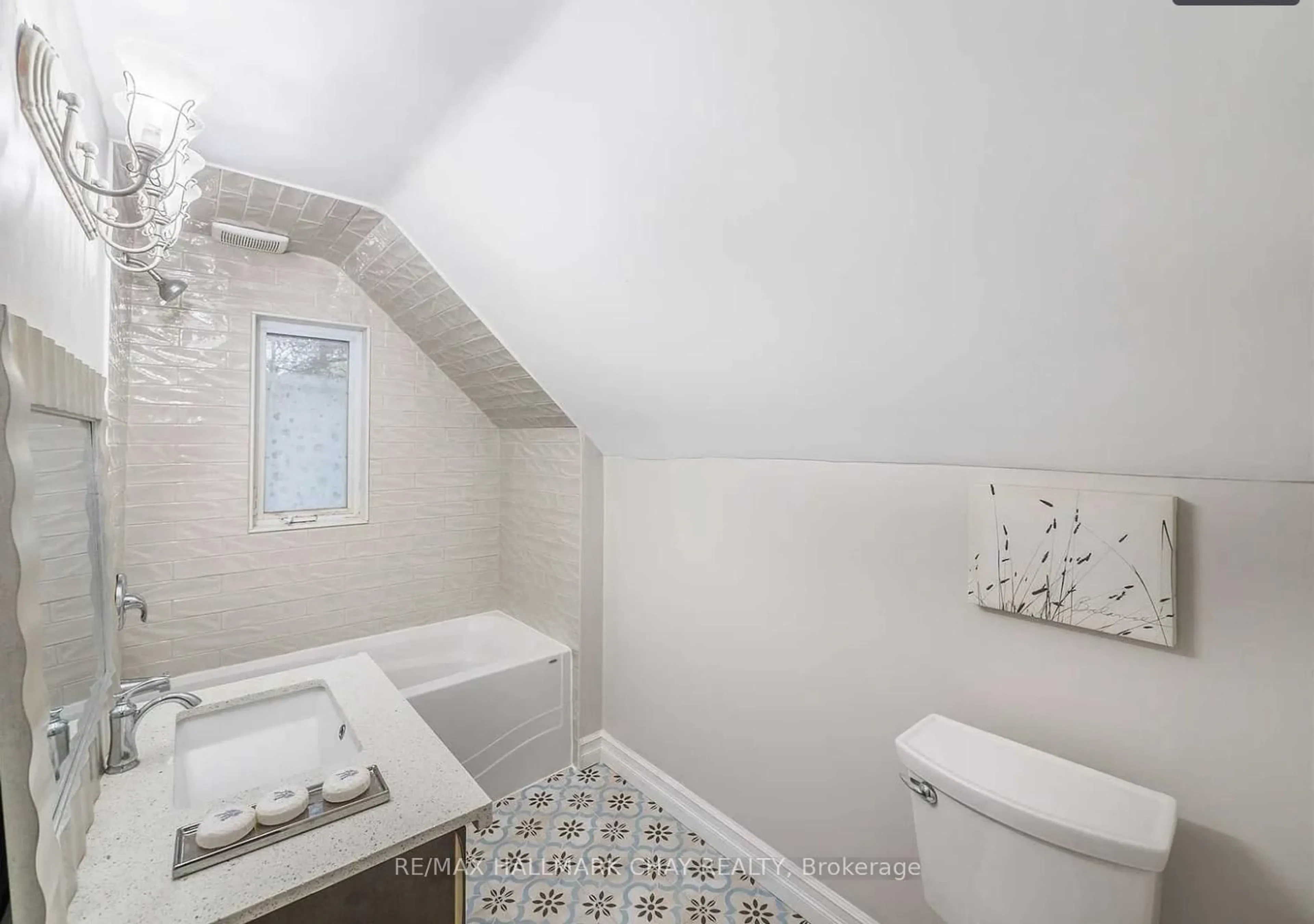 Standard bathroom, ceramic/tile floor for 99 John St, Barrie Ontario L4N 2K7