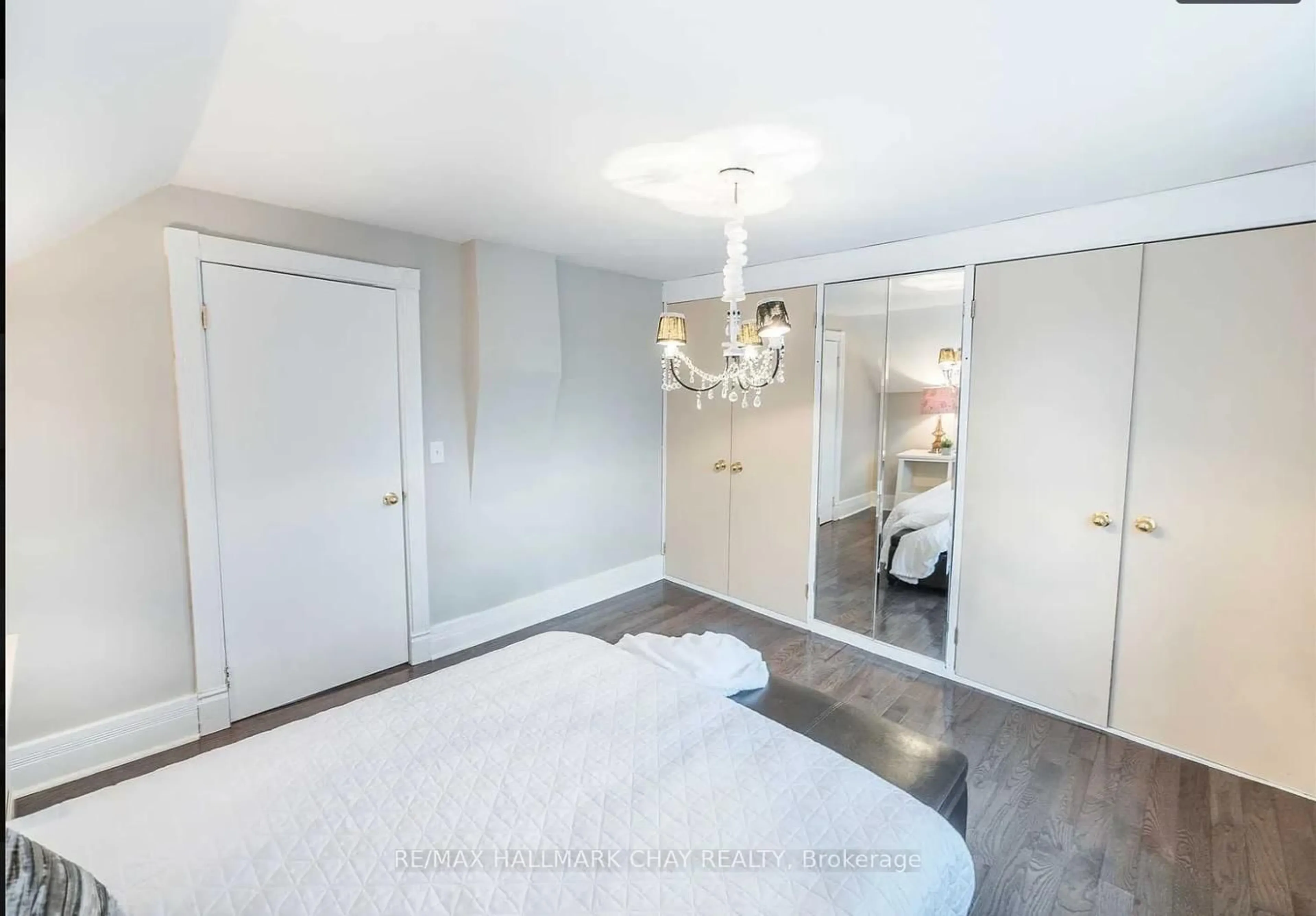 A pic of a room for 99 John St, Barrie Ontario L4N 2K7