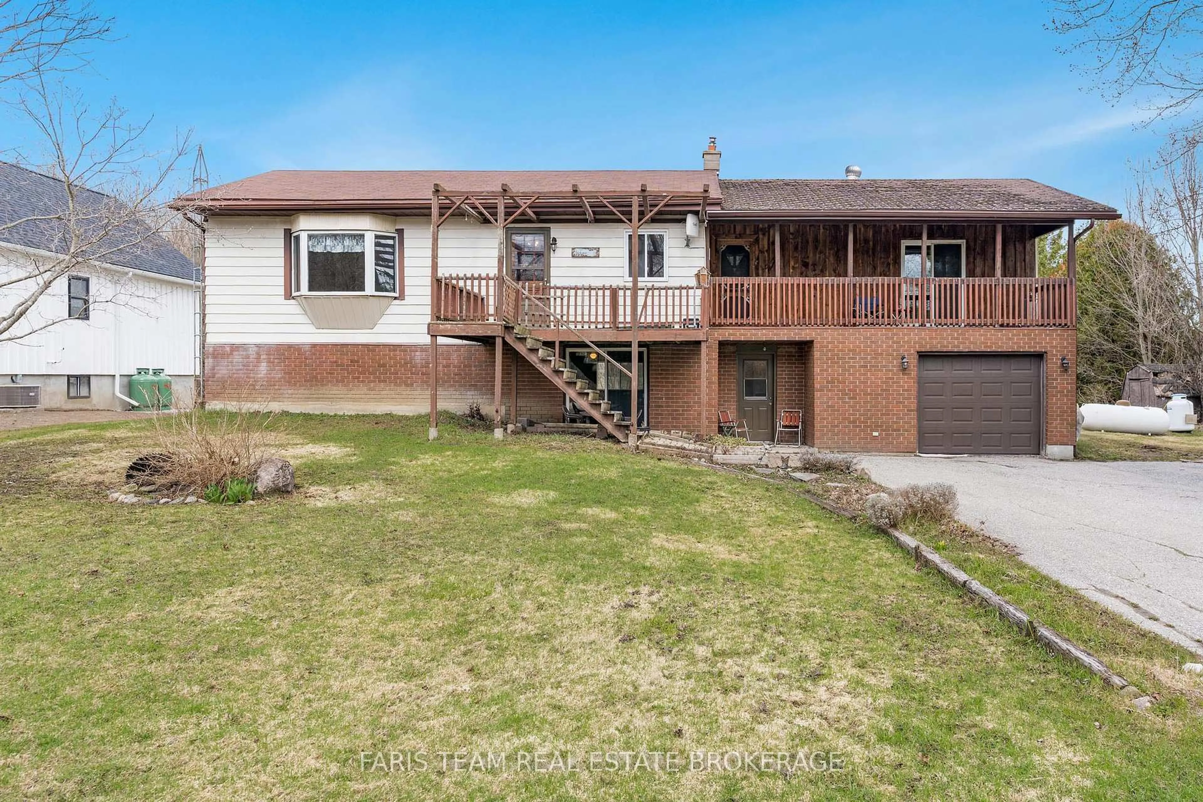 A pic from outside/outdoor area/front of a property/back of a property/a pic from drone, street for 3410 Reservoir Rd, Severn Ontario L0K 1E0