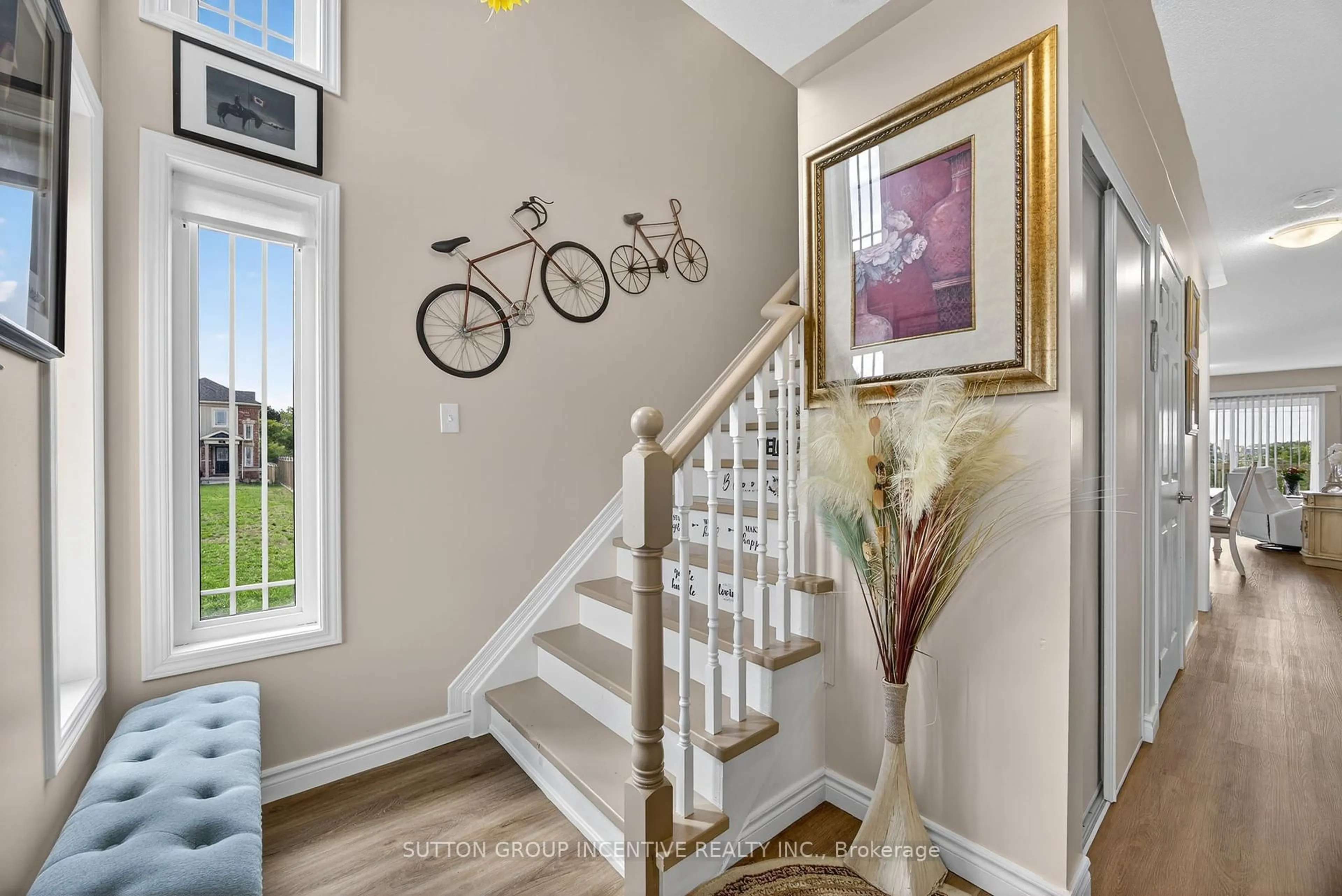Indoor entryway for 23 Frank's Way, Barrie Ontario L4N 3J1
