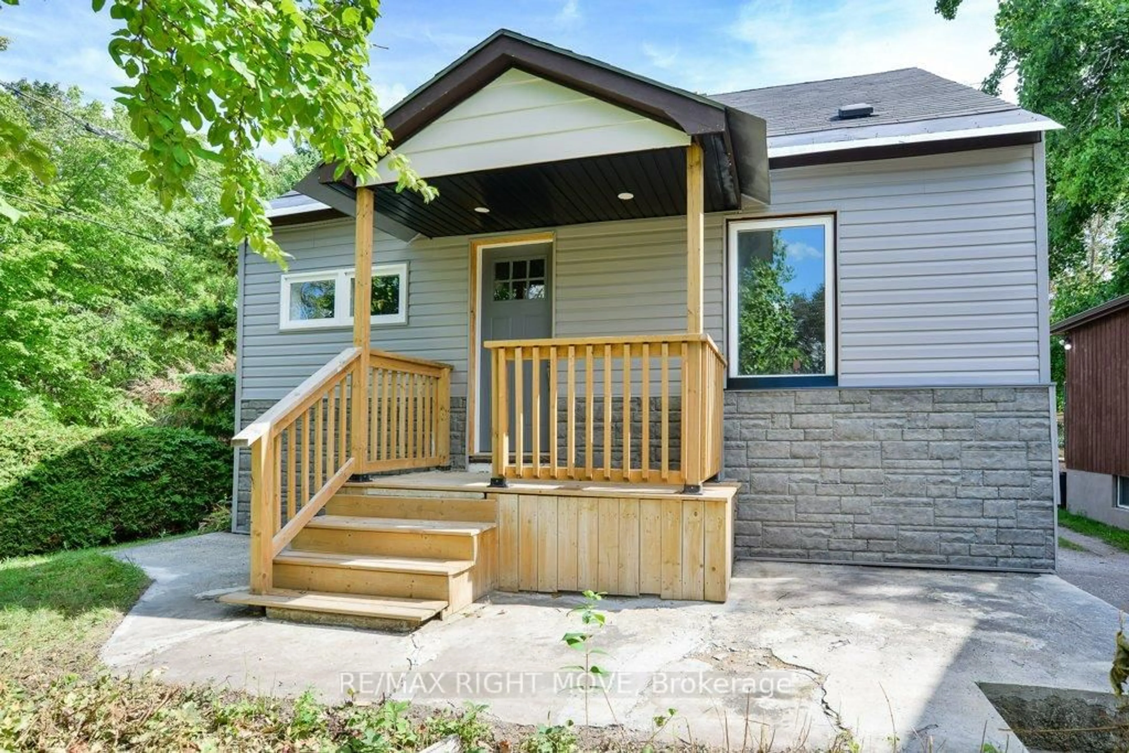Home with vinyl exterior material, street for 299 Mary St, Orillia Ontario L3V 3E9