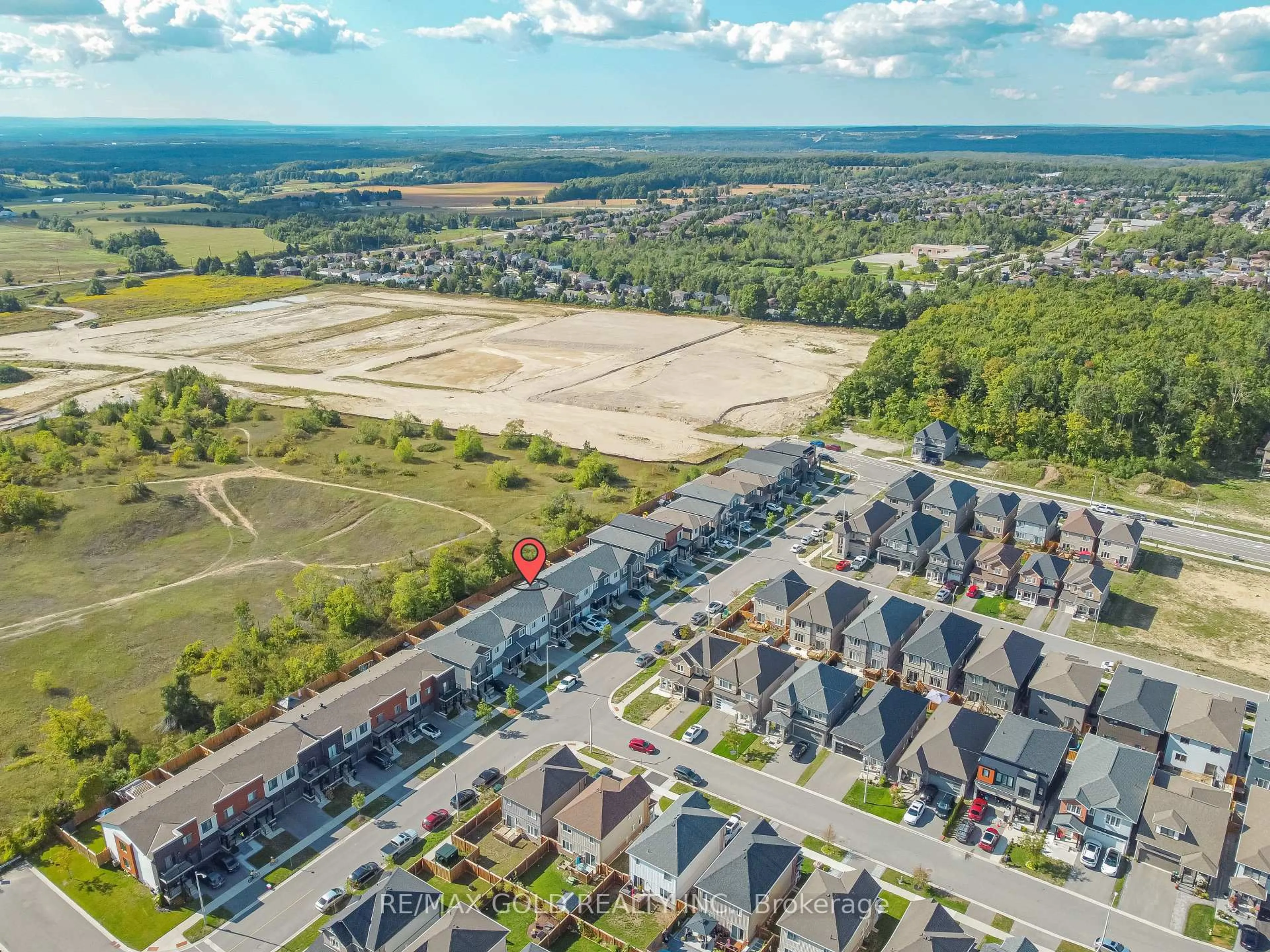 A pic from outside/outdoor area/front of a property/back of a property/a pic from drone, unknown for 72 Brown Bear St, Barrie Ontario L9J 0H8