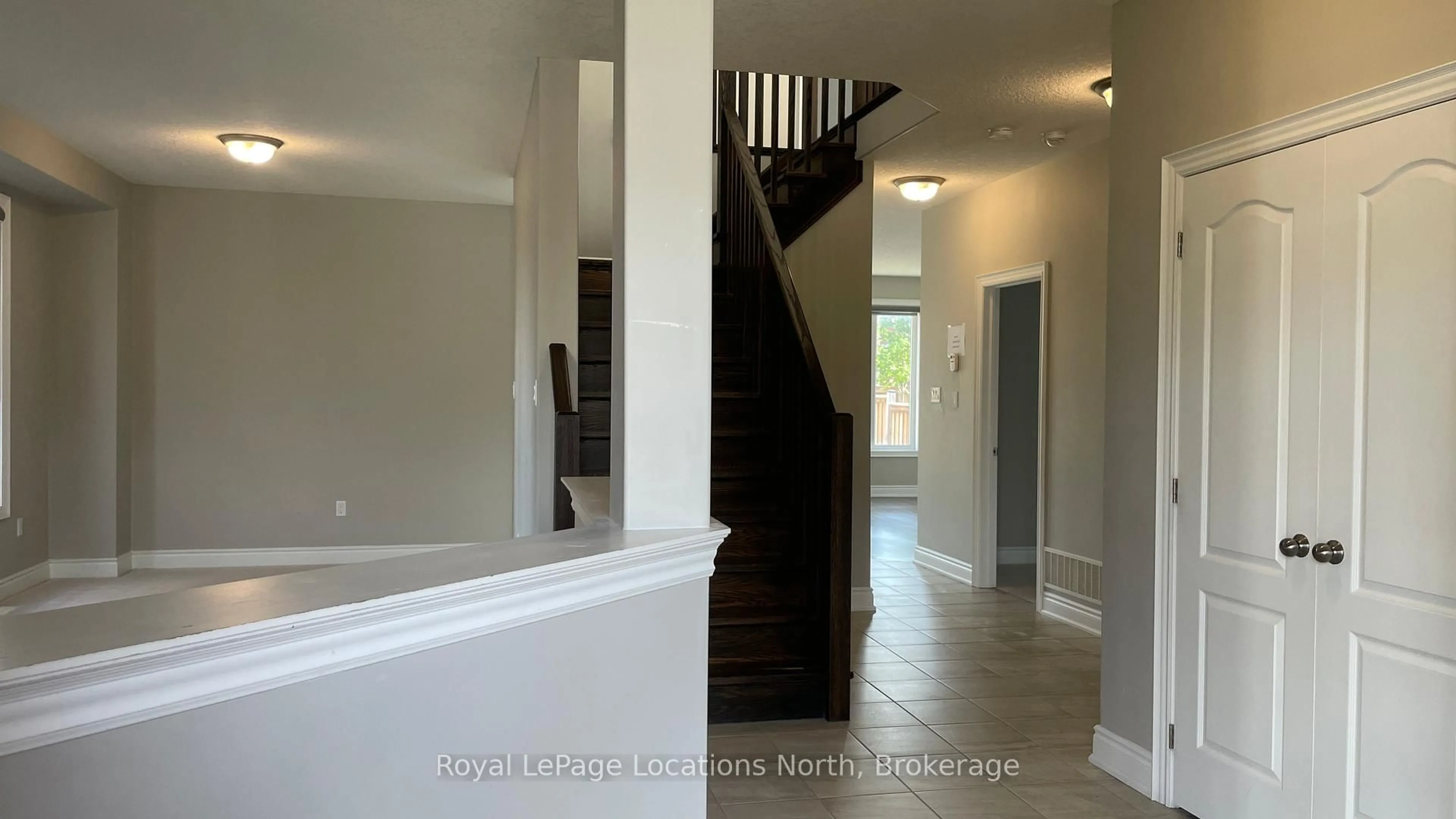 Indoor foyer for 192 Findlay Dr, Collingwood Ontario L9Y 0Z1