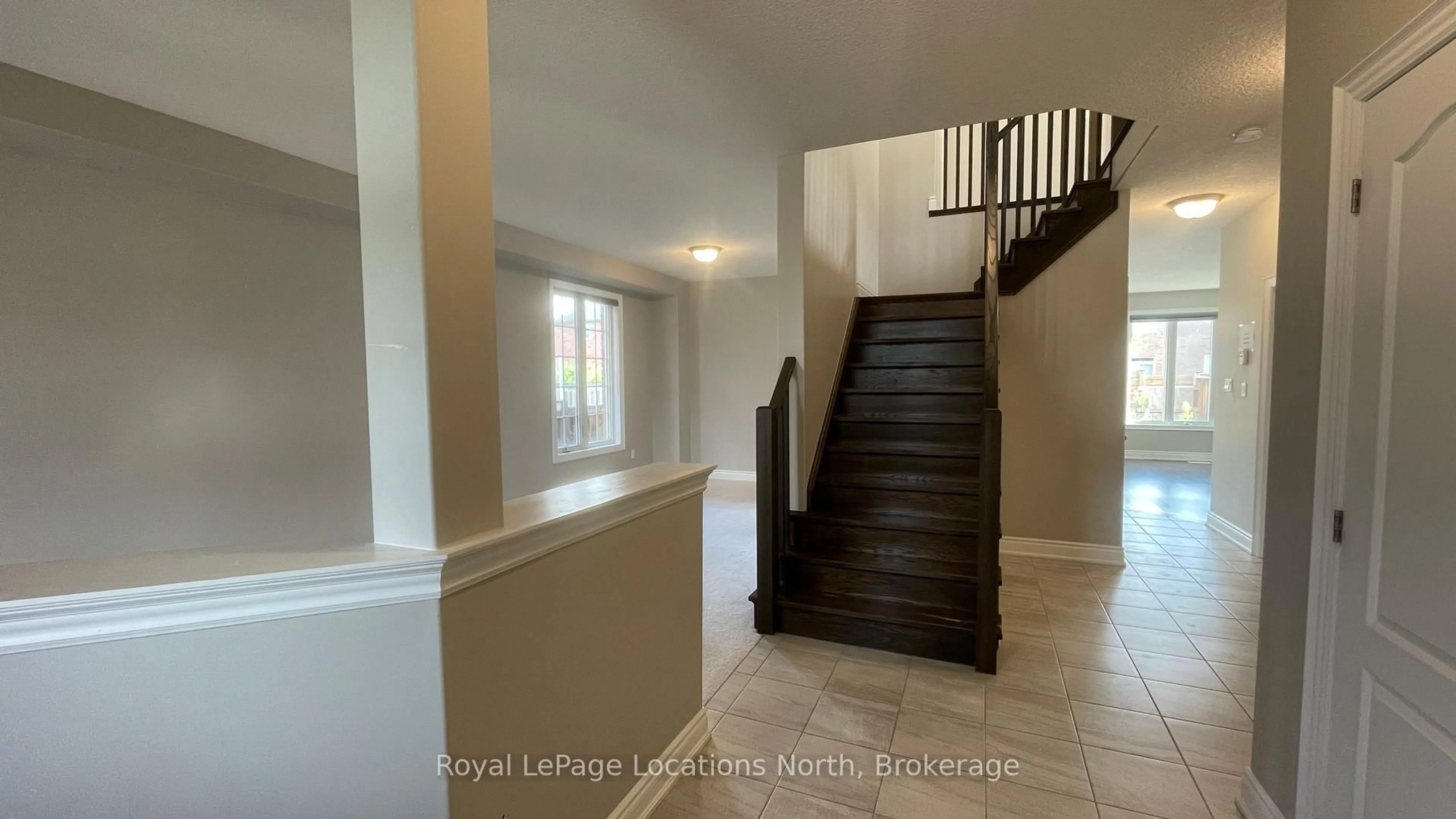 Indoor foyer for 192 Findlay Dr, Collingwood Ontario L9Y 0Z1