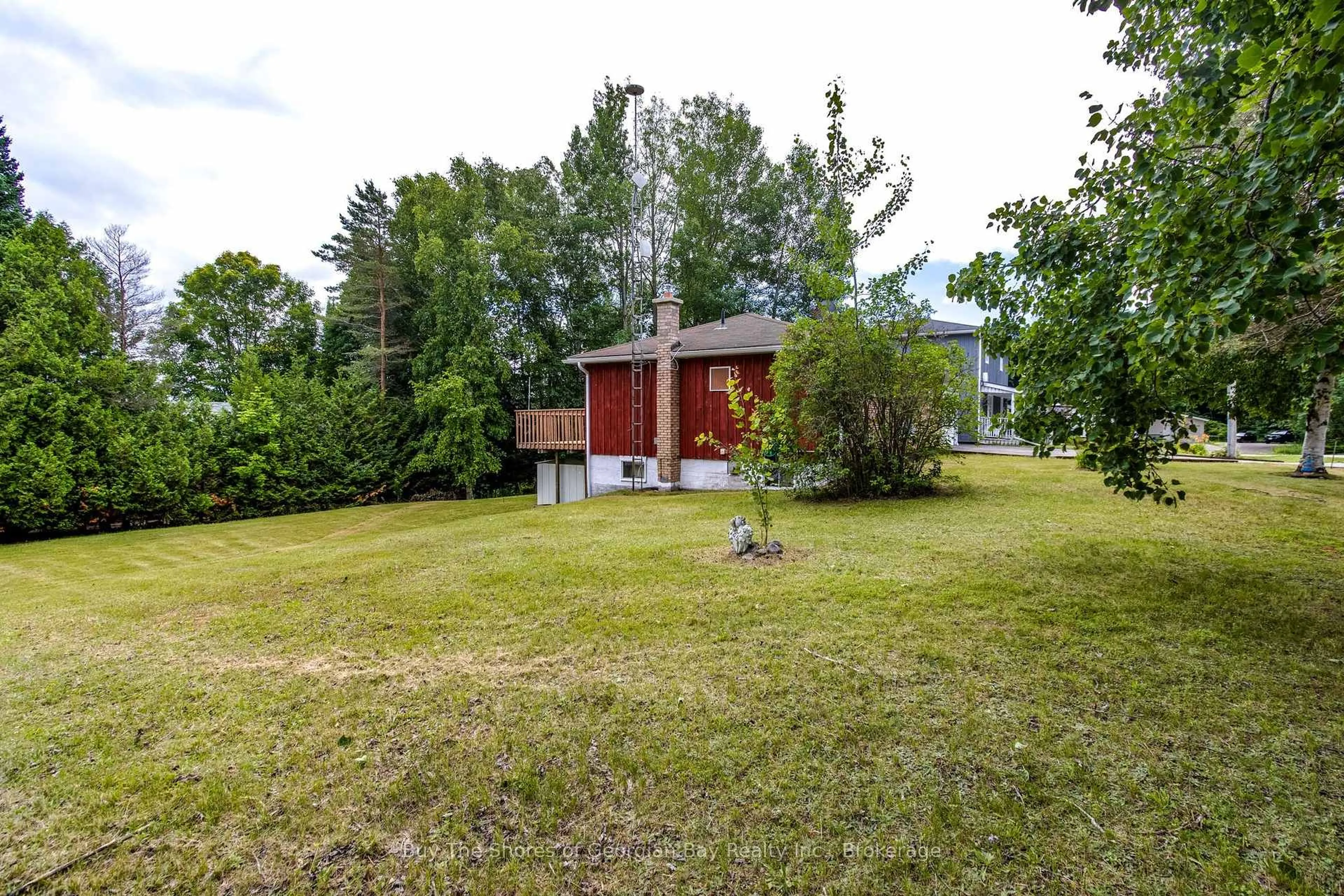 A pic from outside/outdoor area/front of a property/back of a property/a pic from drone, unknown for 40 Lepage Dr, Penetanguishene Ontario L9M 1R5