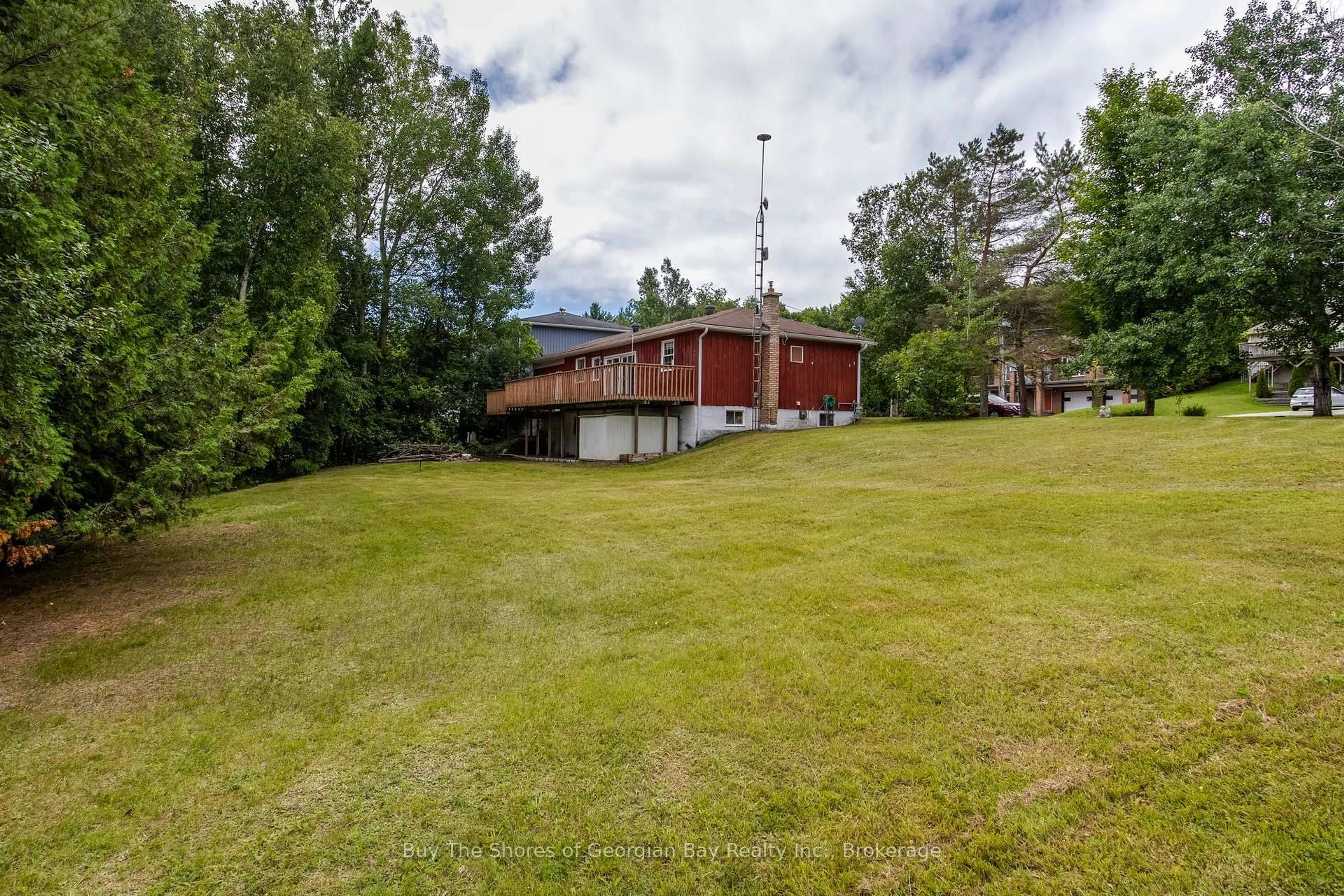 A pic from outside/outdoor area/front of a property/back of a property/a pic from drone, mountain view for 40 Lepage Dr, Penetanguishene Ontario L9M 1R5
