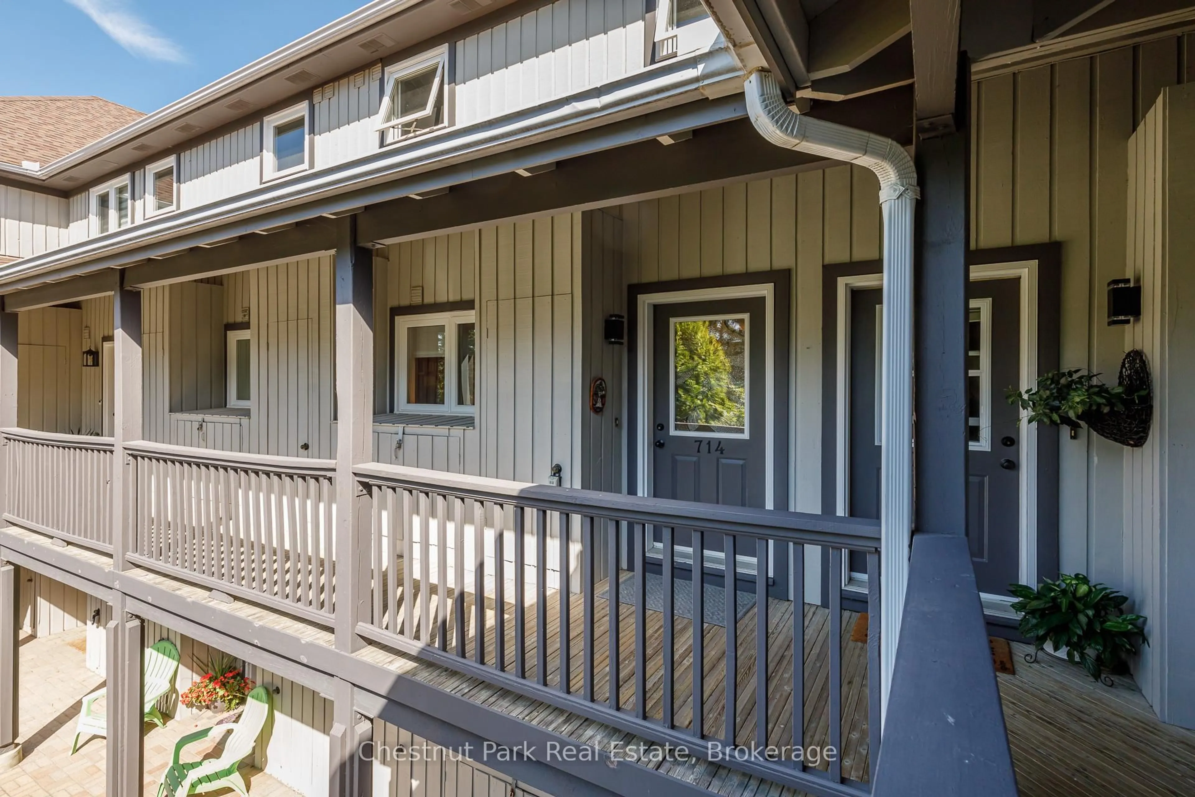 Home with vinyl exterior material, street for 714 Johnston Park Ave, Collingwood Ontario L9Y 5C7