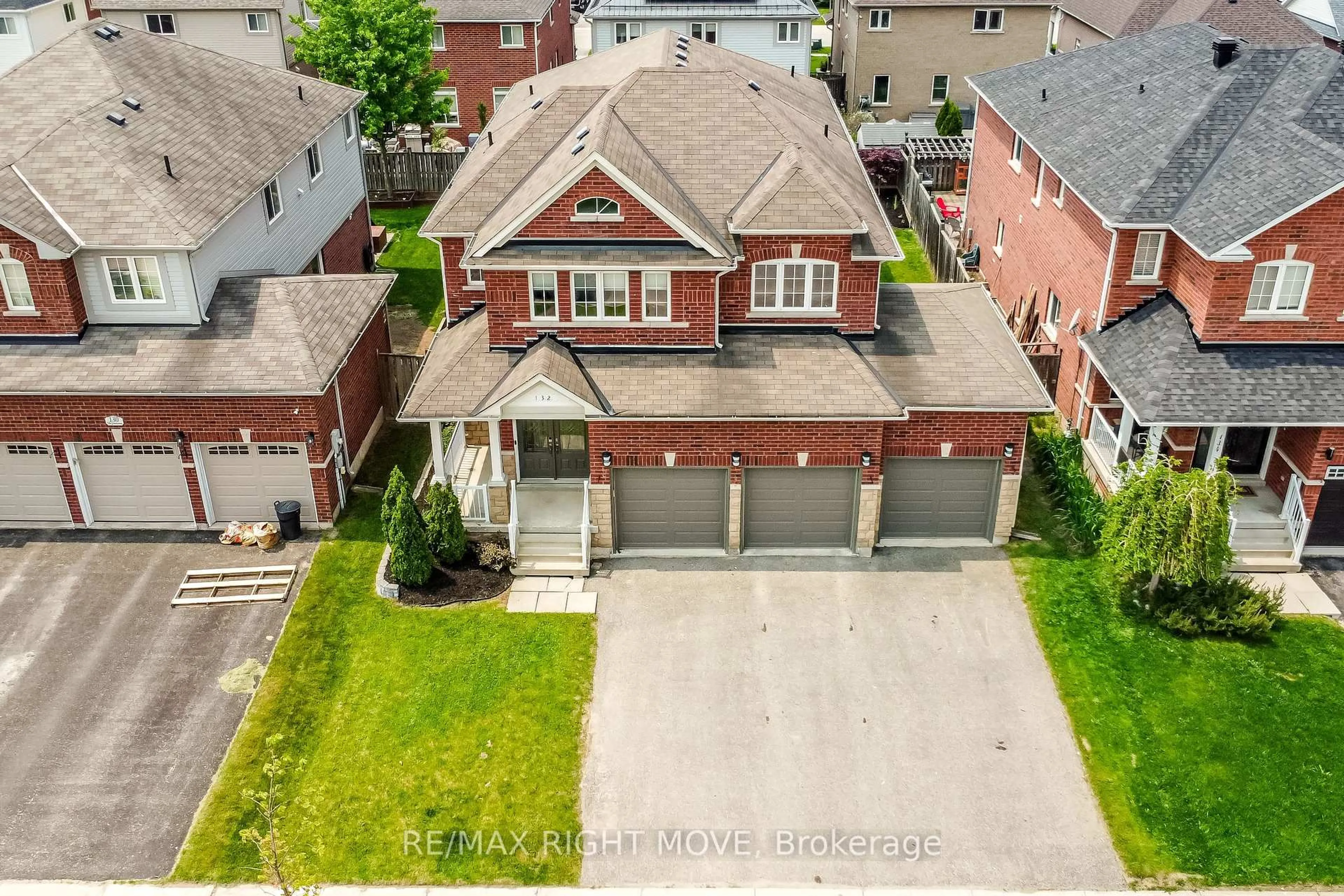 A pic from outside/outdoor area/front of a property/back of a property/a pic from drone, street for 132 The Queensway, Barrie Ontario L4M 0B4