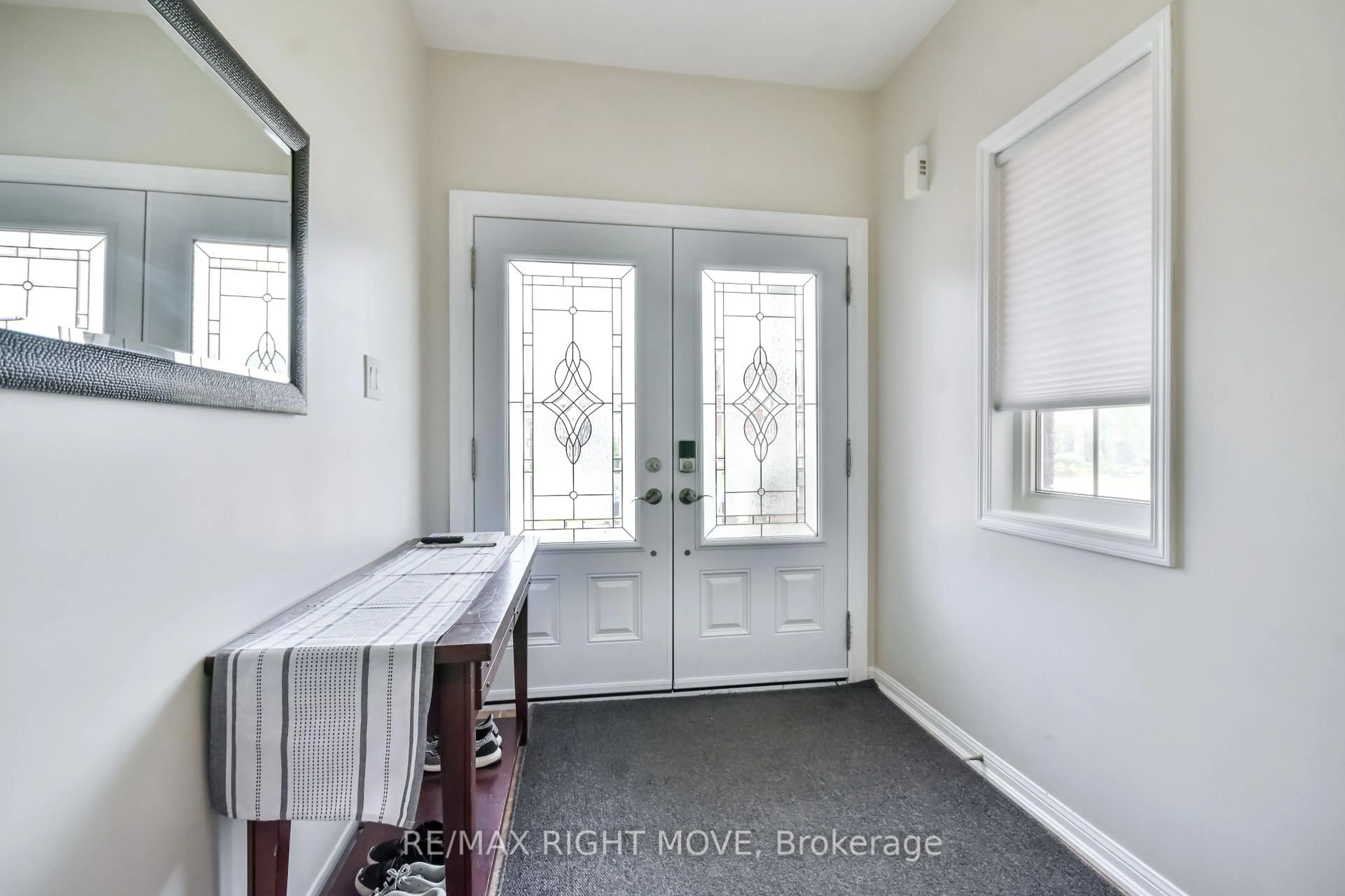 Indoor entryway for 132 The Queensway, Barrie Ontario L4M 0B4