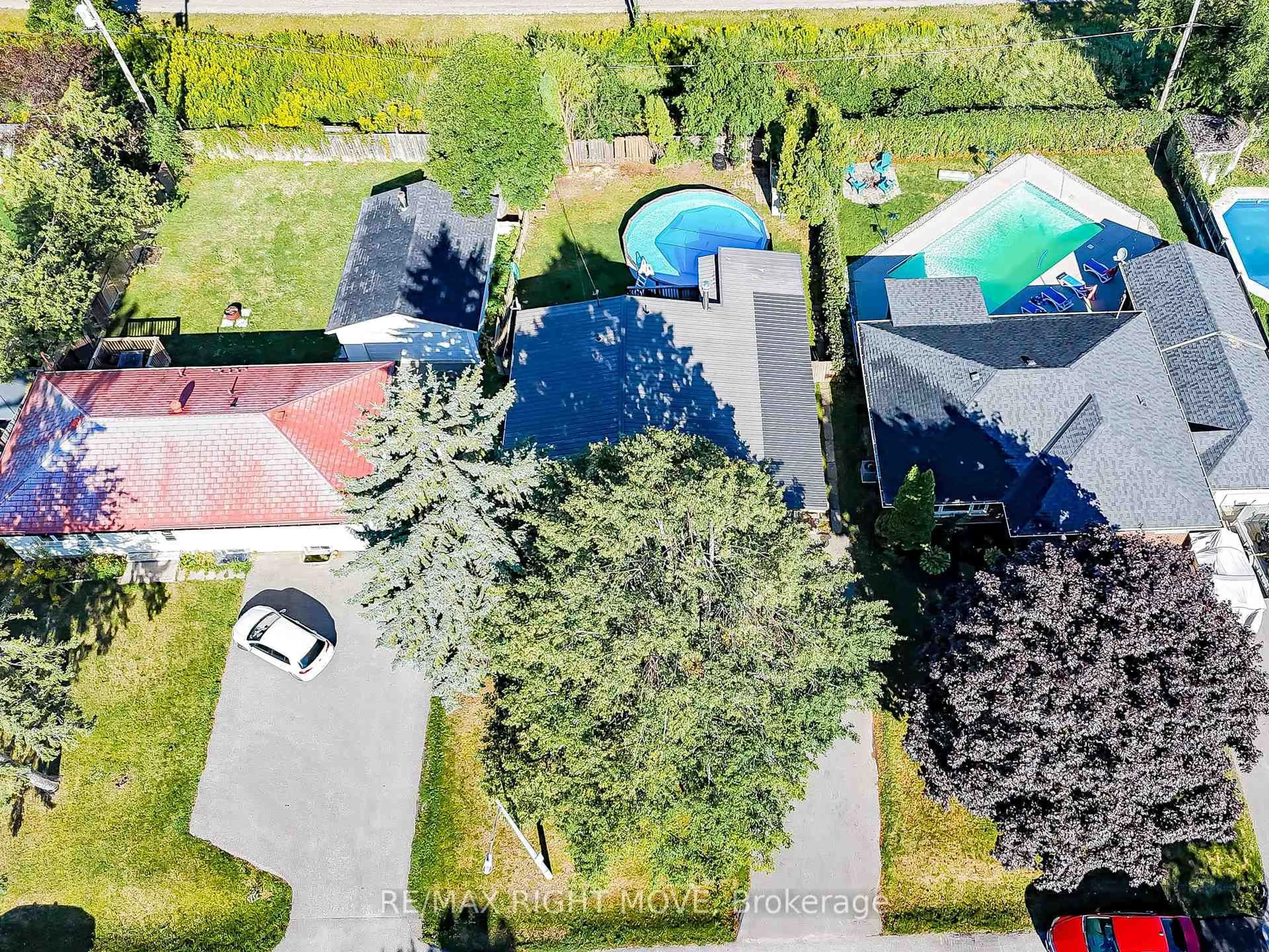 A pic from outside/outdoor area/front of a property/back of a property/a pic from drone, street for 348 Collins Dr, Orillia Ontario L3V 1E4