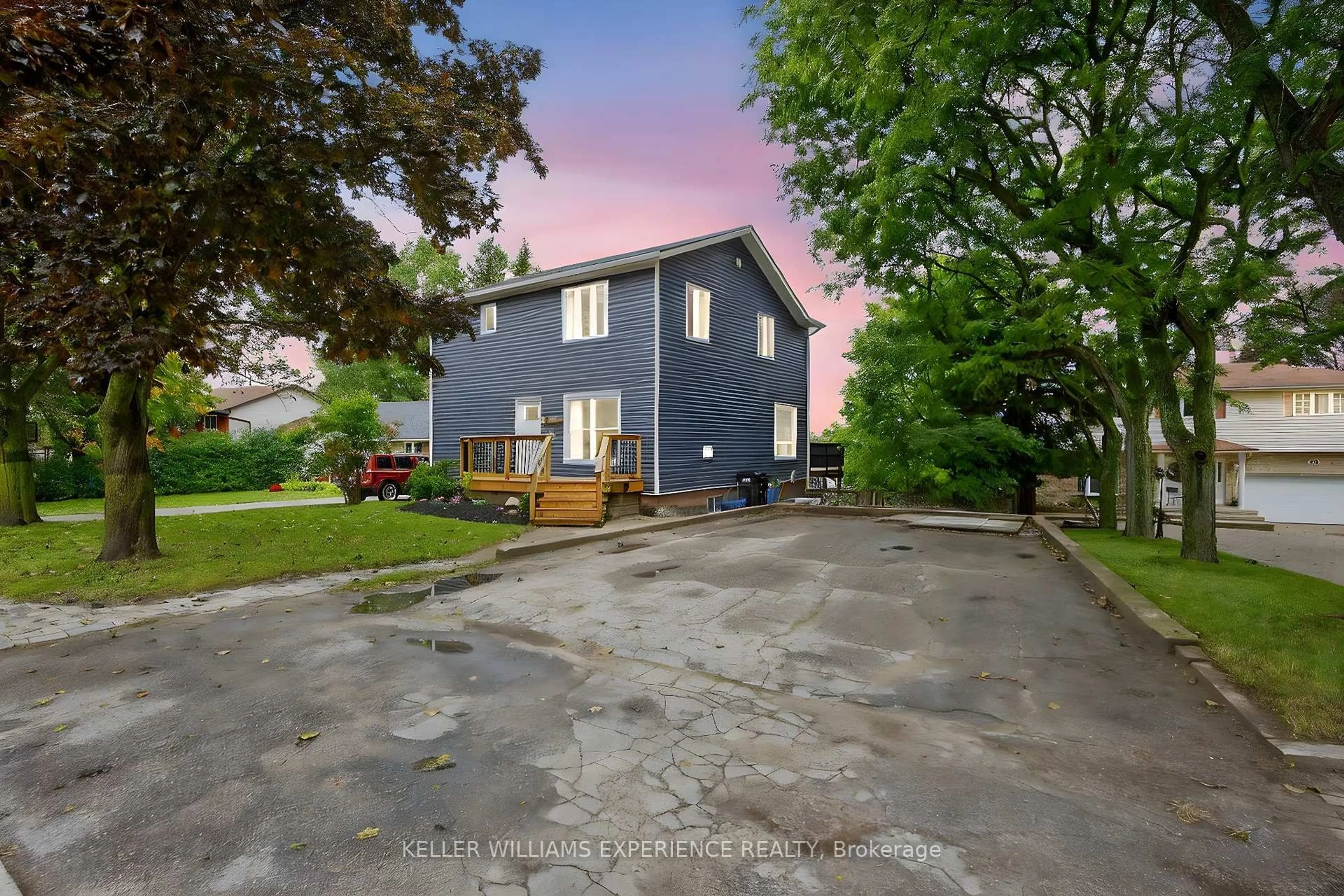 A pic from outside/outdoor area/front of a property/back of a property/a pic from drone, street for 18 Murray St, Barrie Ontario L4N 2X2