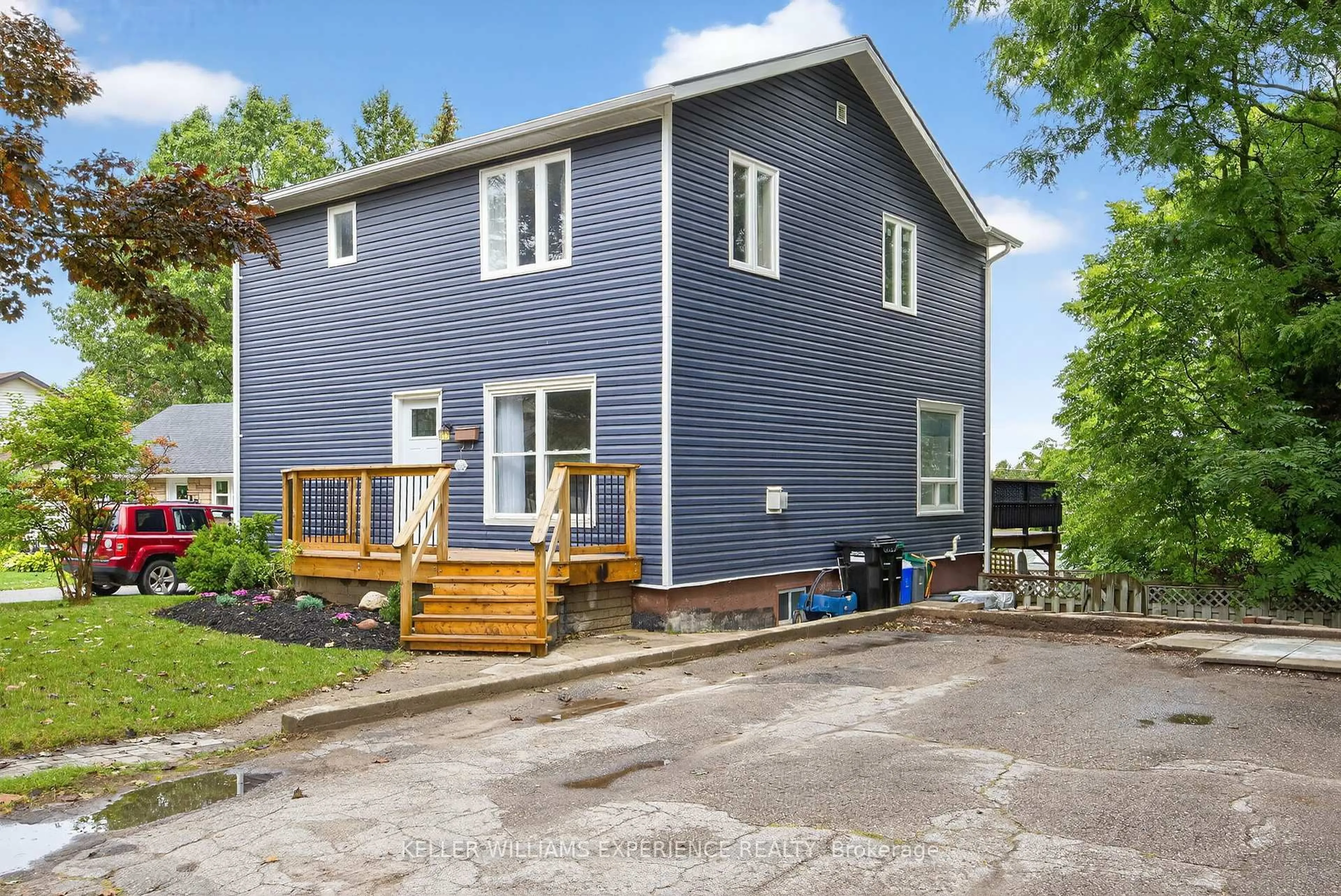 A pic from outside/outdoor area/front of a property/back of a property/a pic from drone, street for 18 Murray St, Barrie Ontario L4N 2X2