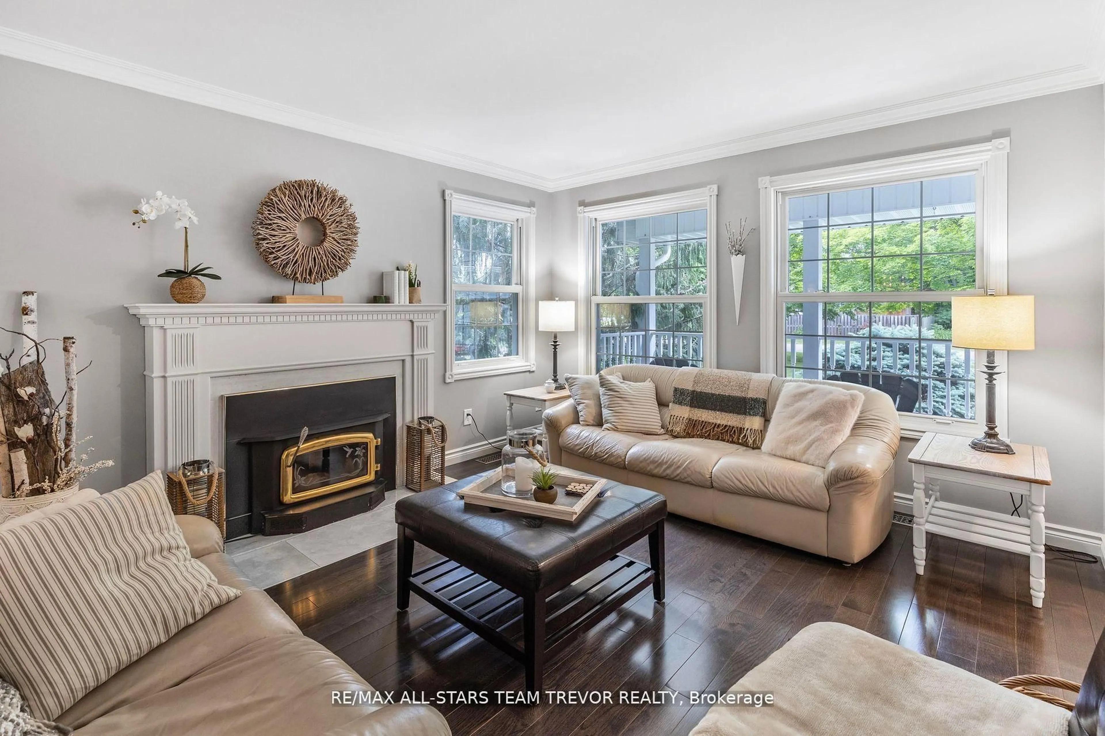 Living room with furniture, unknown for 5 Bailey Cres, Tiny Ontario L0L 2T0