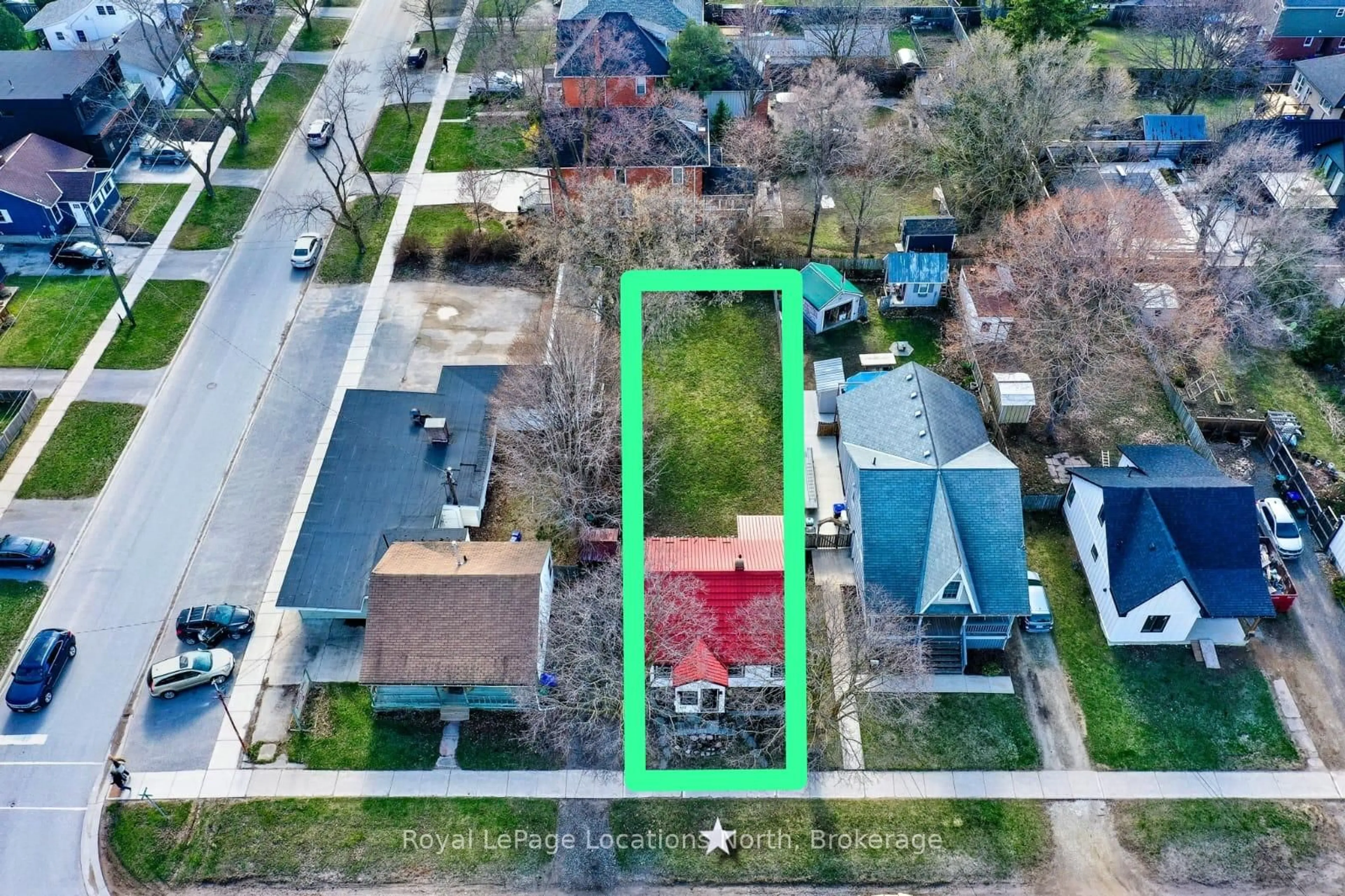 A pic from outside/outdoor area/front of a property/back of a property/a pic from drone, street for 452 Hurontario St, Collingwood Ontario L9Y 2M9
