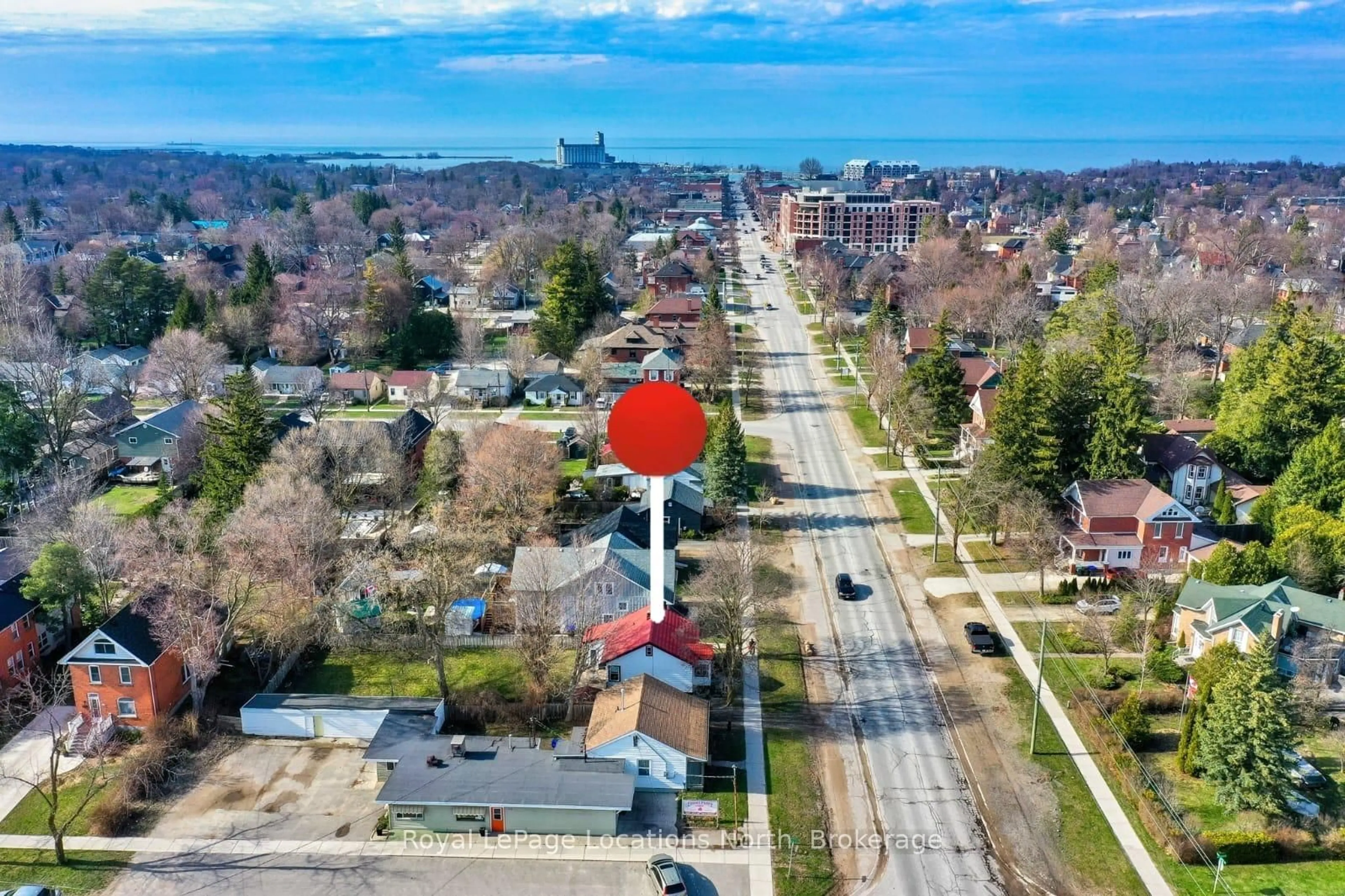 A pic from outside/outdoor area/front of a property/back of a property/a pic from drone, street for 452 Hurontario St, Collingwood Ontario L9Y 2M9