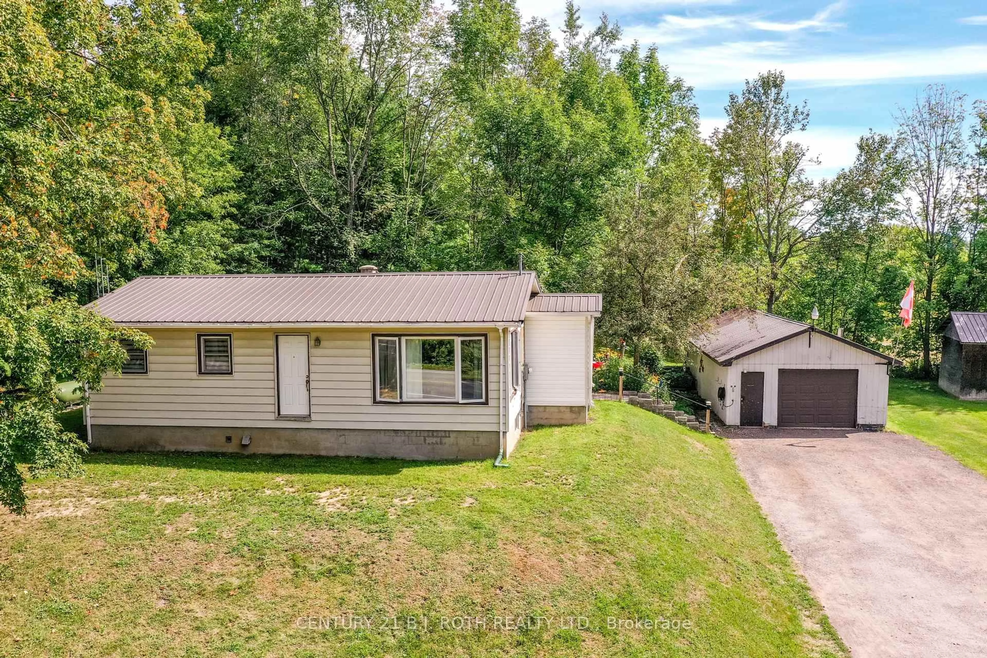 A pic from outside/outdoor area/front of a property/back of a property/a pic from drone, unknown for 1039 Division Rd, Severn Ontario L3V 0X5