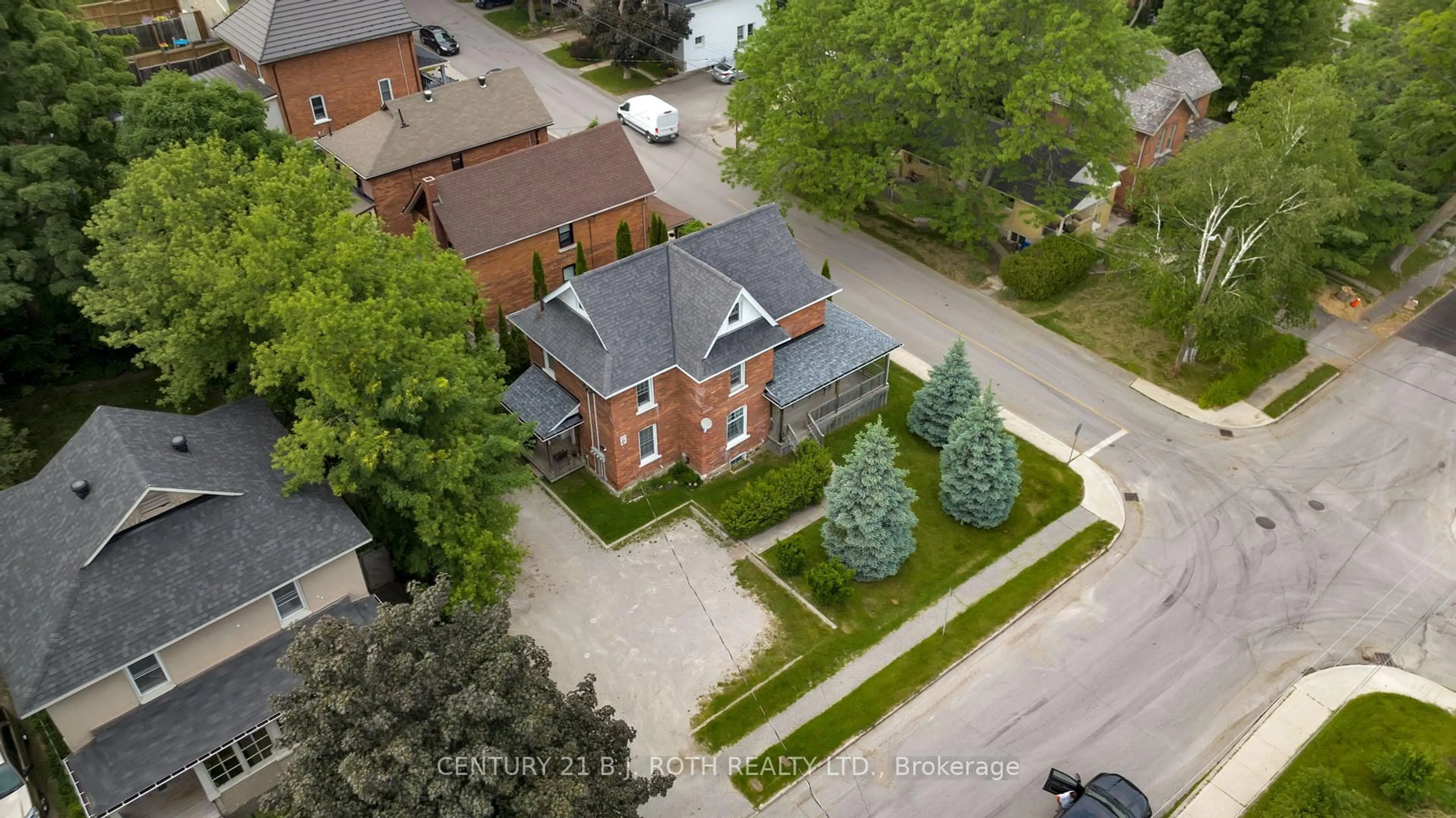 A pic from outside/outdoor area/front of a property/back of a property/a pic from drone, street for 165 Parkview Ave, Orillia Ontario L3V 4M4
