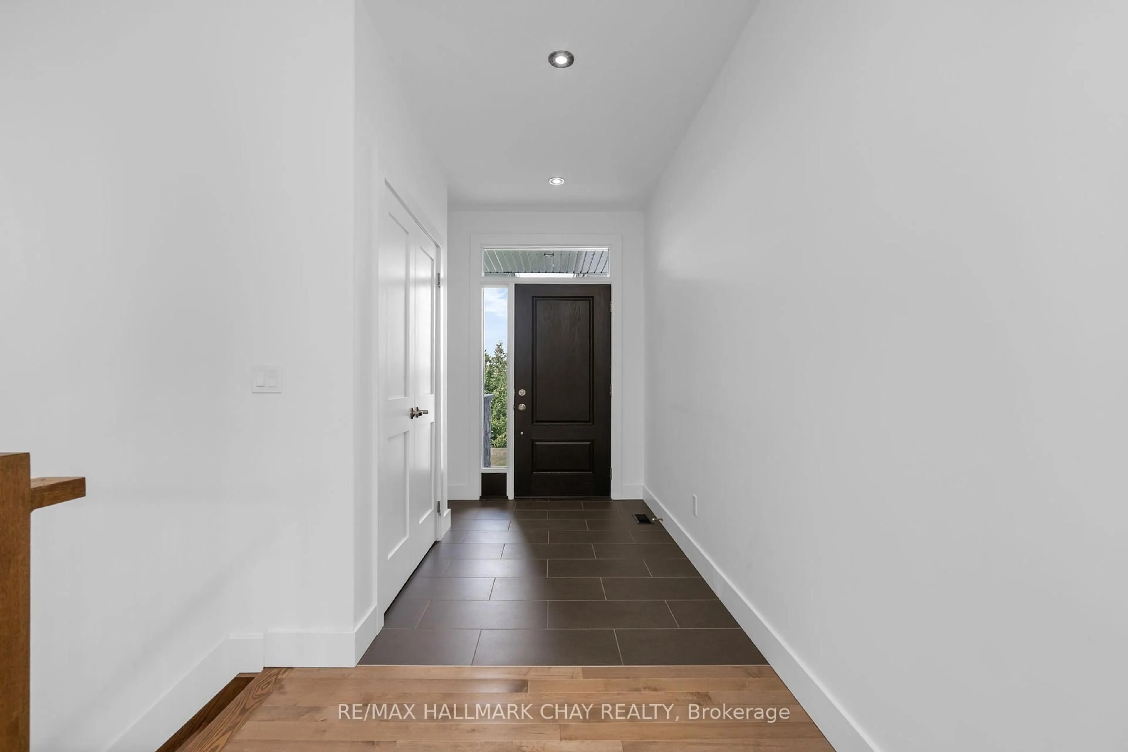 Indoor entryway for 1415 15 16 Side Rd, Oro-Medonte Ontario L0L 1T0