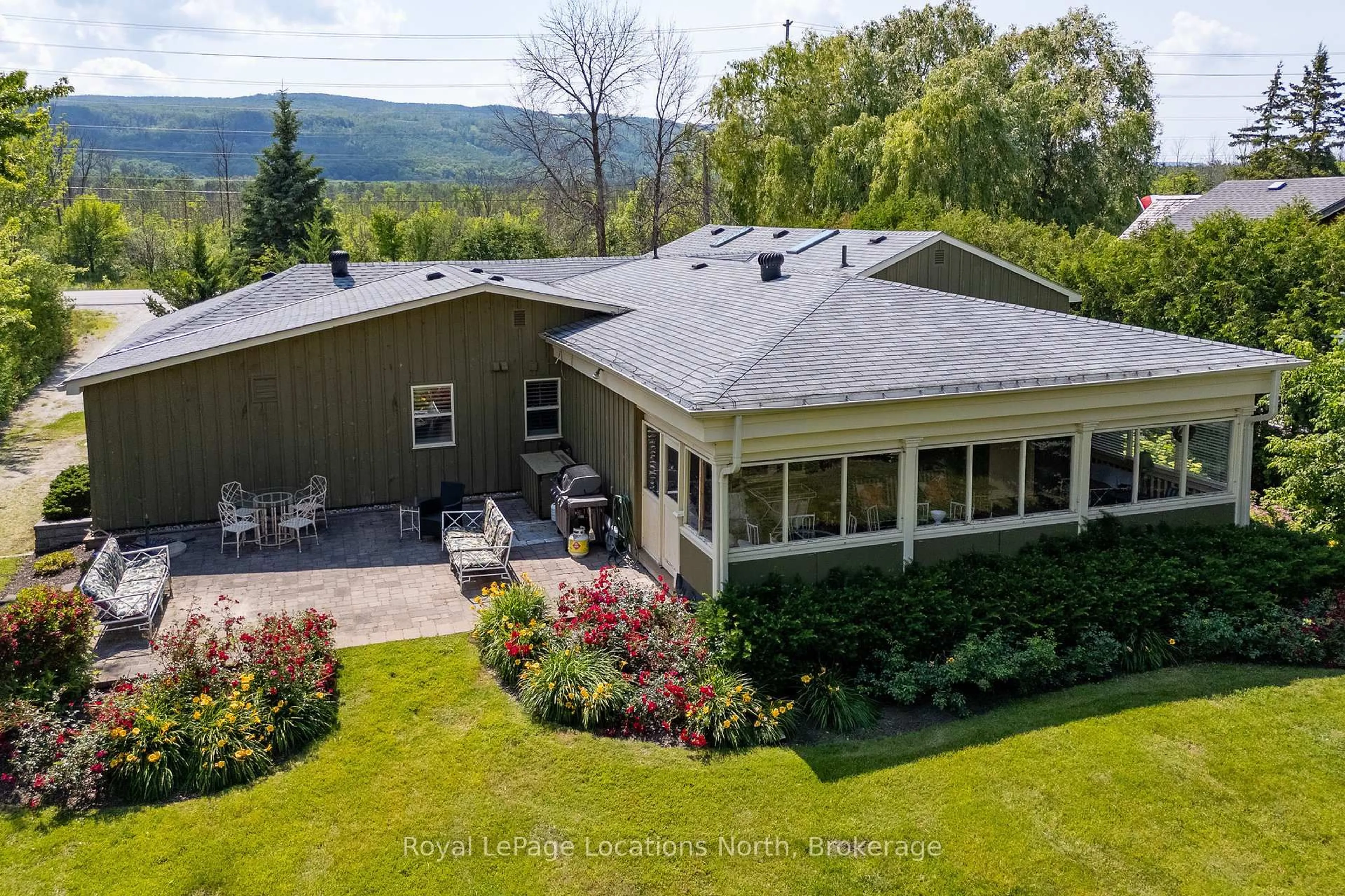 A pic from outside/outdoor area/front of a property/back of a property/a pic from drone, mountain view for 795853 Grey 19 Rd, Collingwood Ontario L9Y 3Y9