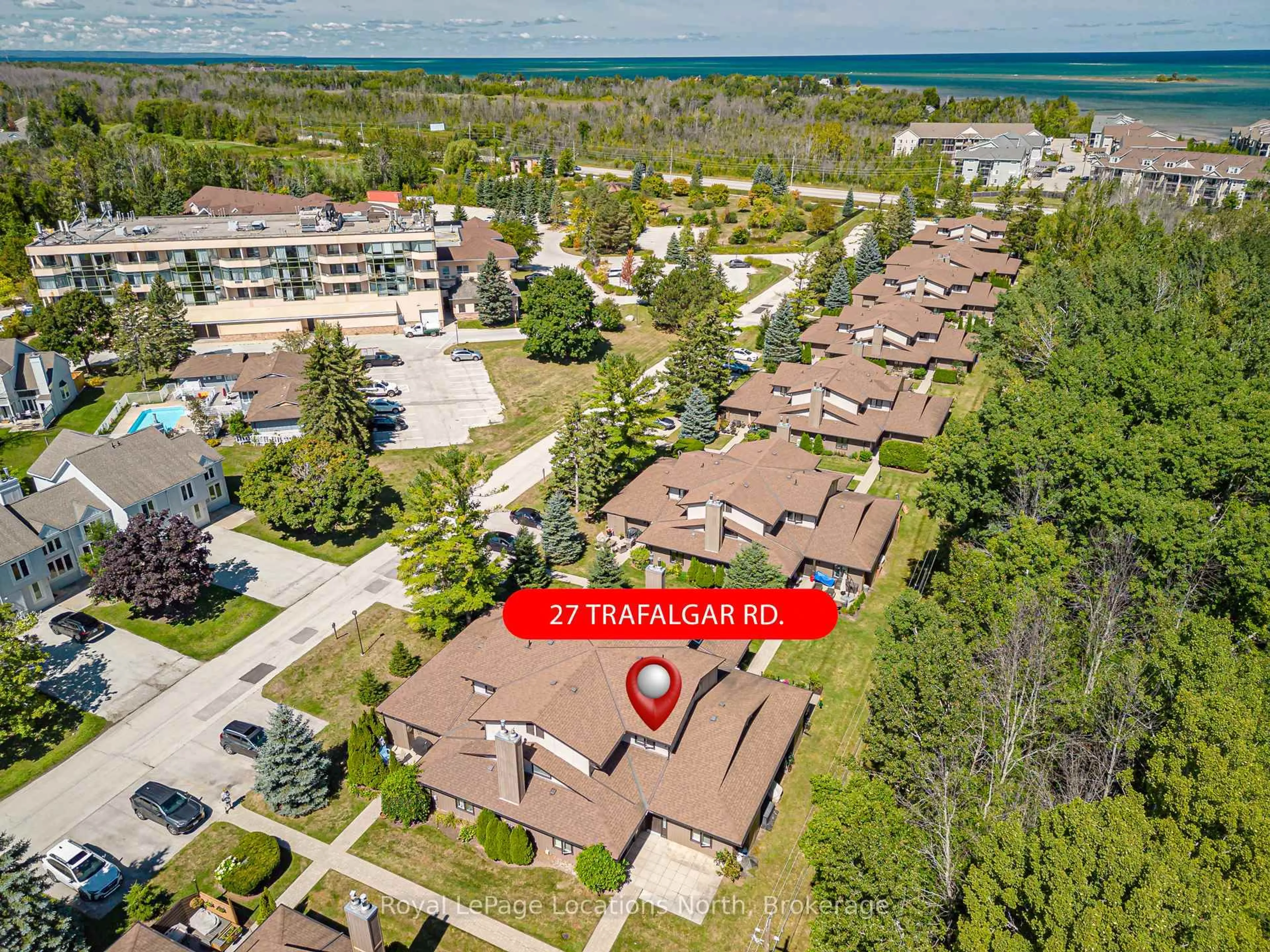 A pic from outside/outdoor area/front of a property/back of a property/a pic from drone, unknown for 27 Trafalgar Rd, Collingwood Ontario L9Y 5G4