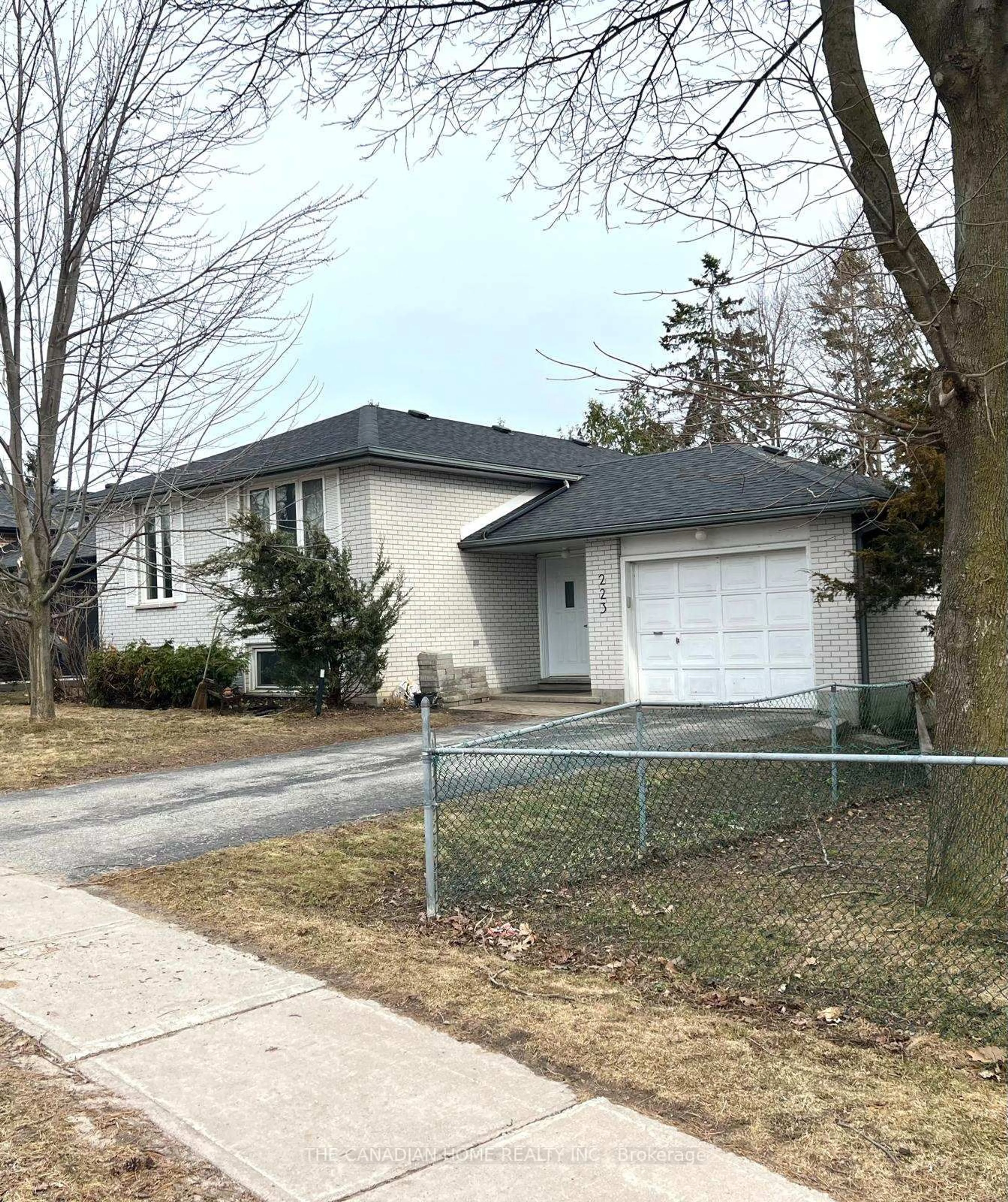 Home with vinyl exterior material, street for 223 Rose St, Barrie Ontario L4M 2V3