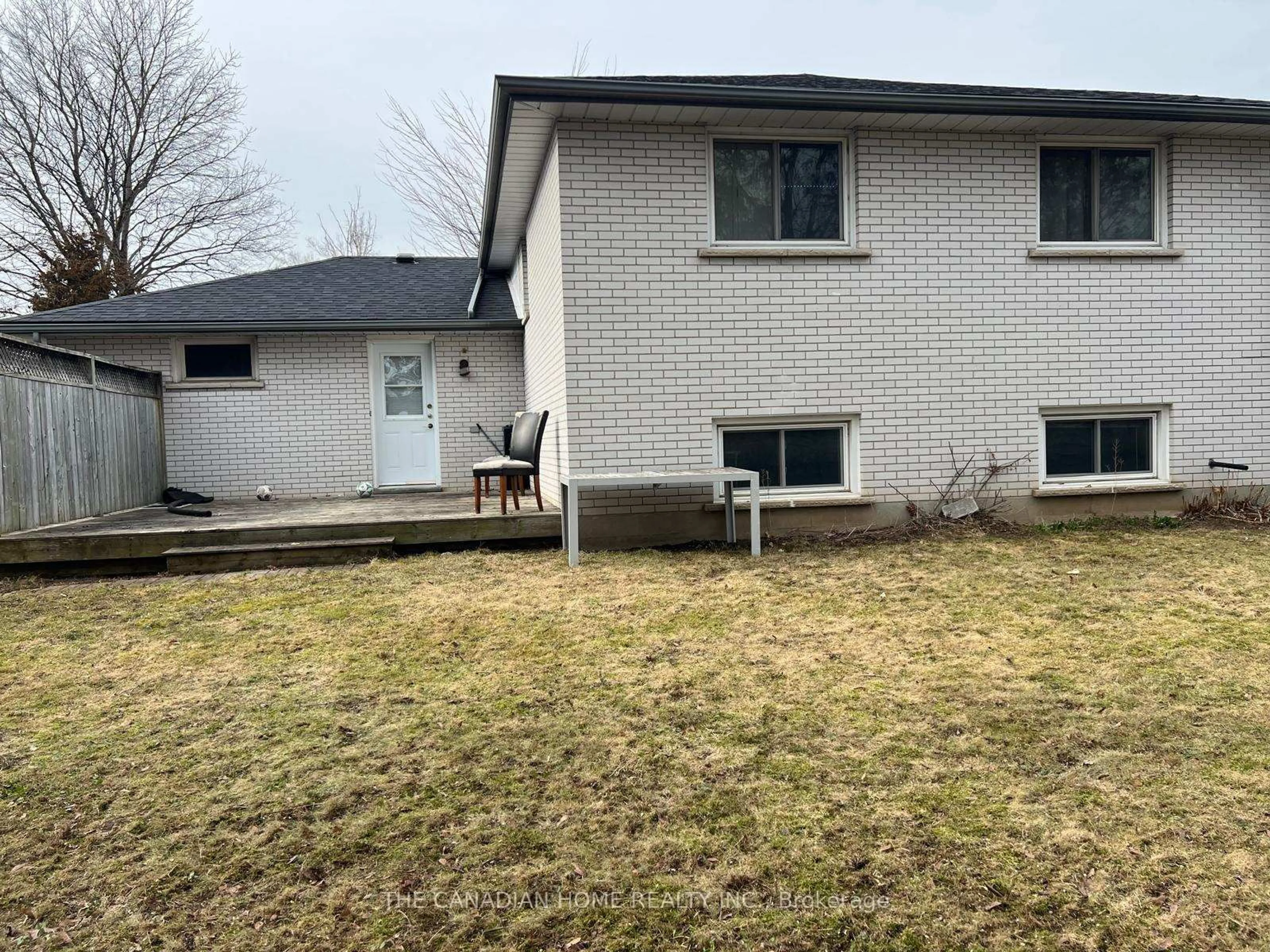 A pic from outside/outdoor area/front of a property/back of a property/a pic from drone, unknown for 223 Rose St, Barrie Ontario L4M 2V3