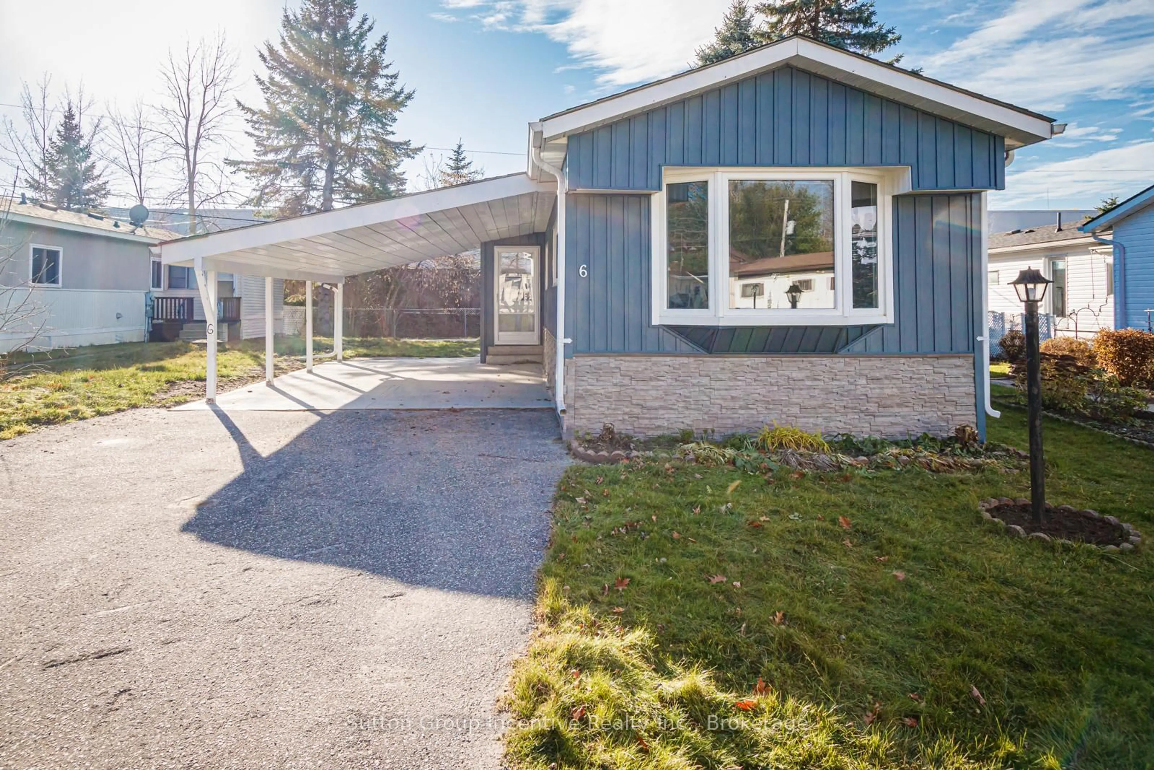 Home with vinyl exterior material, street for 6 GEORGIAN GLEN Dr, Wasaga Beach Ontario L9Z 1K6