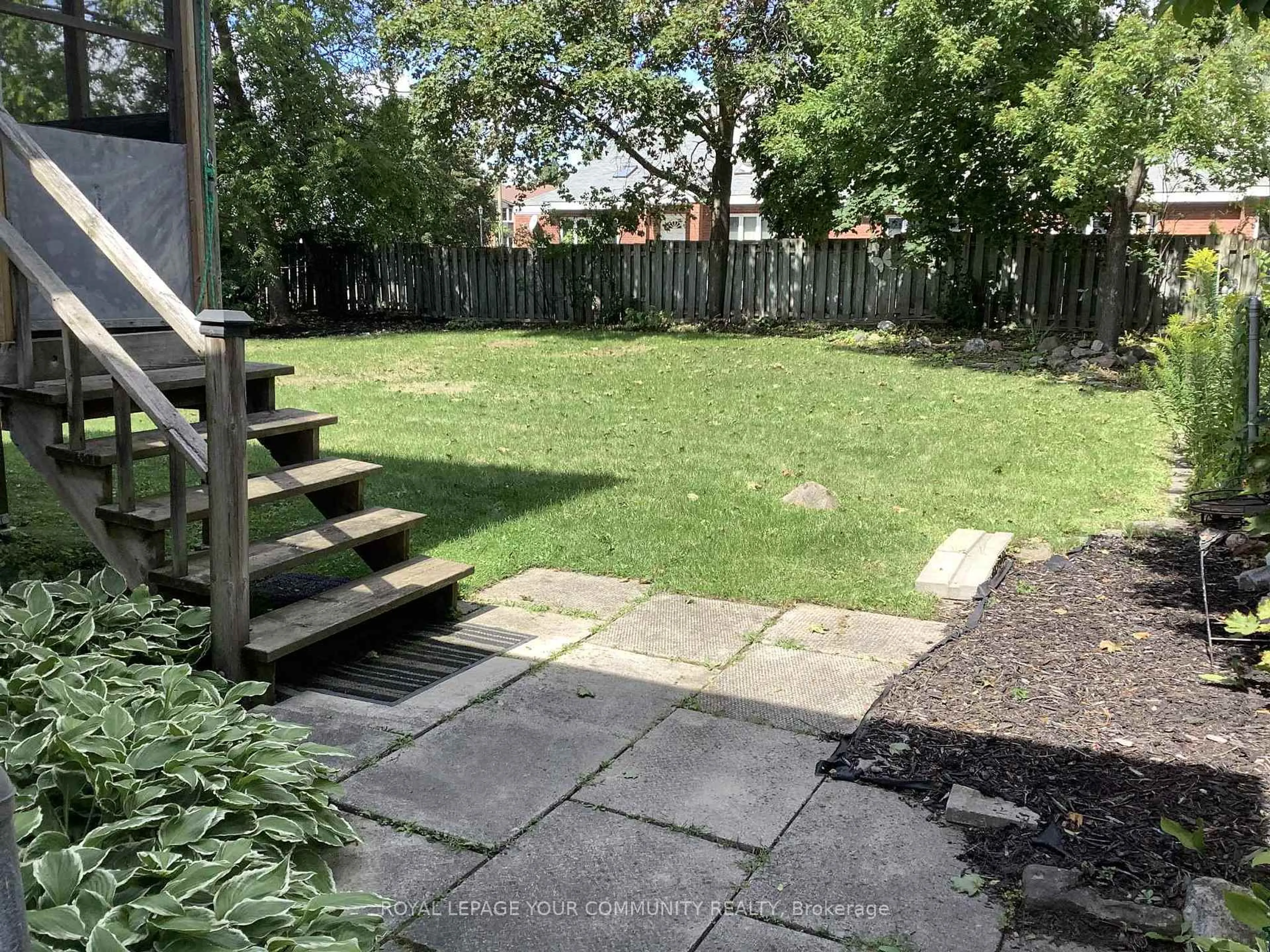 Patio, street for 28 Indian Arrow Rd, Barrie Ontario L4M 5H3