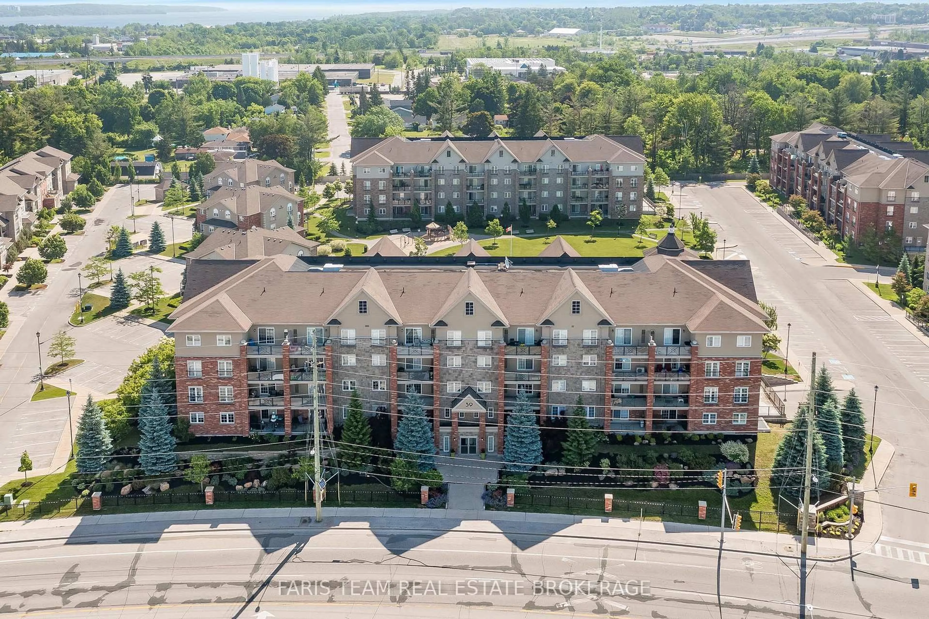 A pic from outside/outdoor area/front of a property/back of a property/a pic from drone, unknown for 39 Ferndale Dr #301, Barrie Ontario L4N 5T5