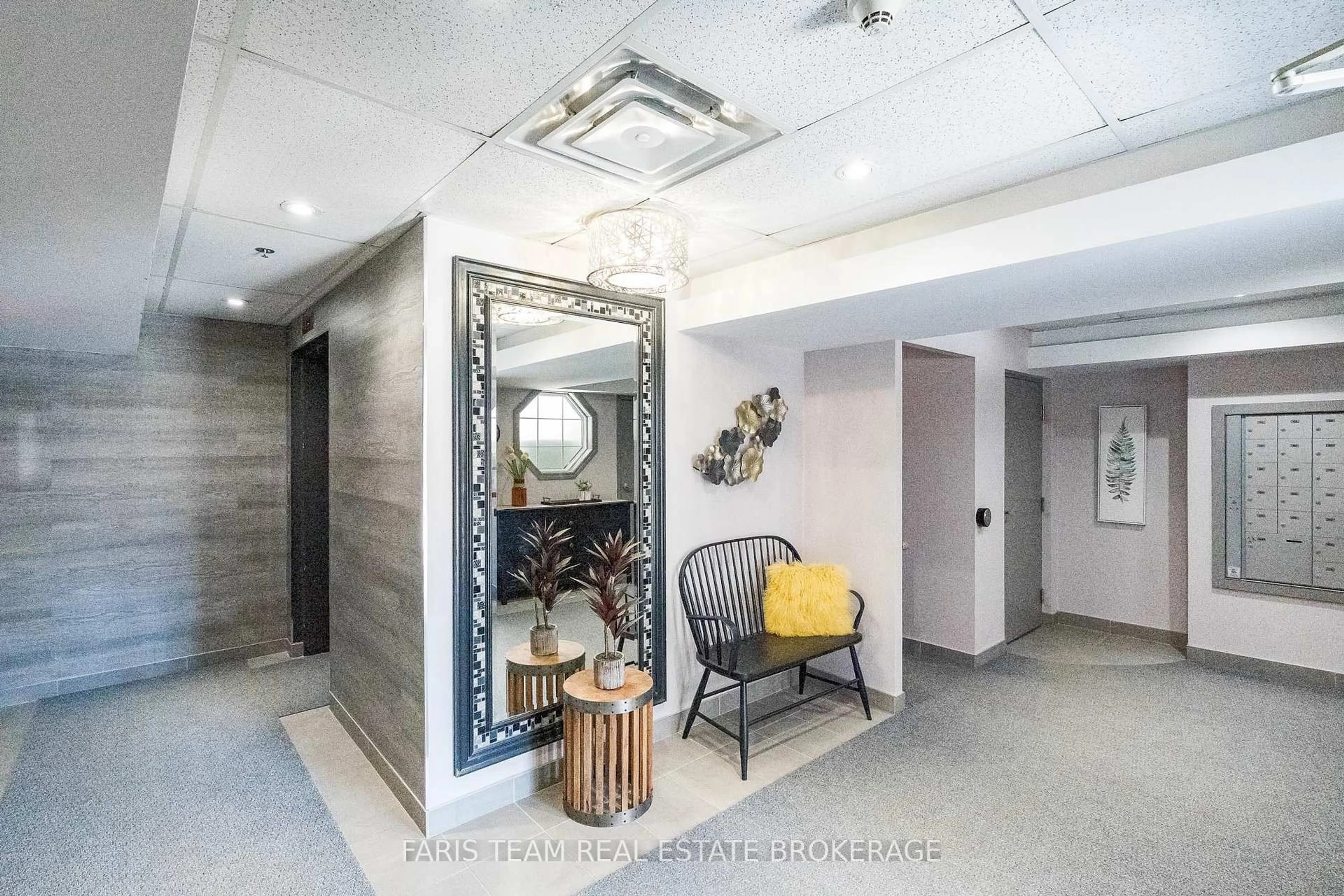 Indoor foyer for 39 Ferndale Dr #301, Barrie Ontario L4N 5T5