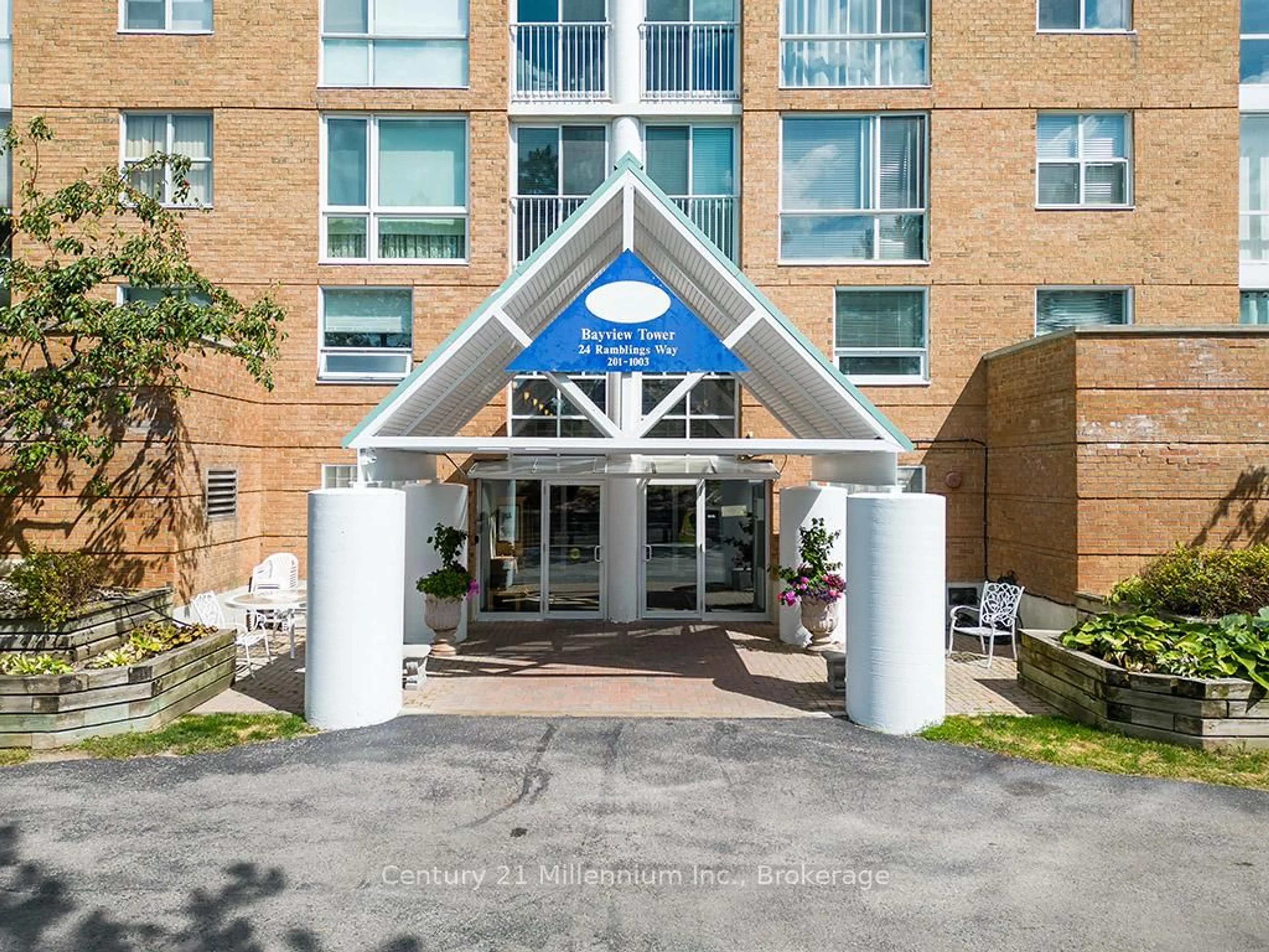 Indoor foyer for 24 Ramblings Way #703, Collingwood Ontario L9Y 5C6