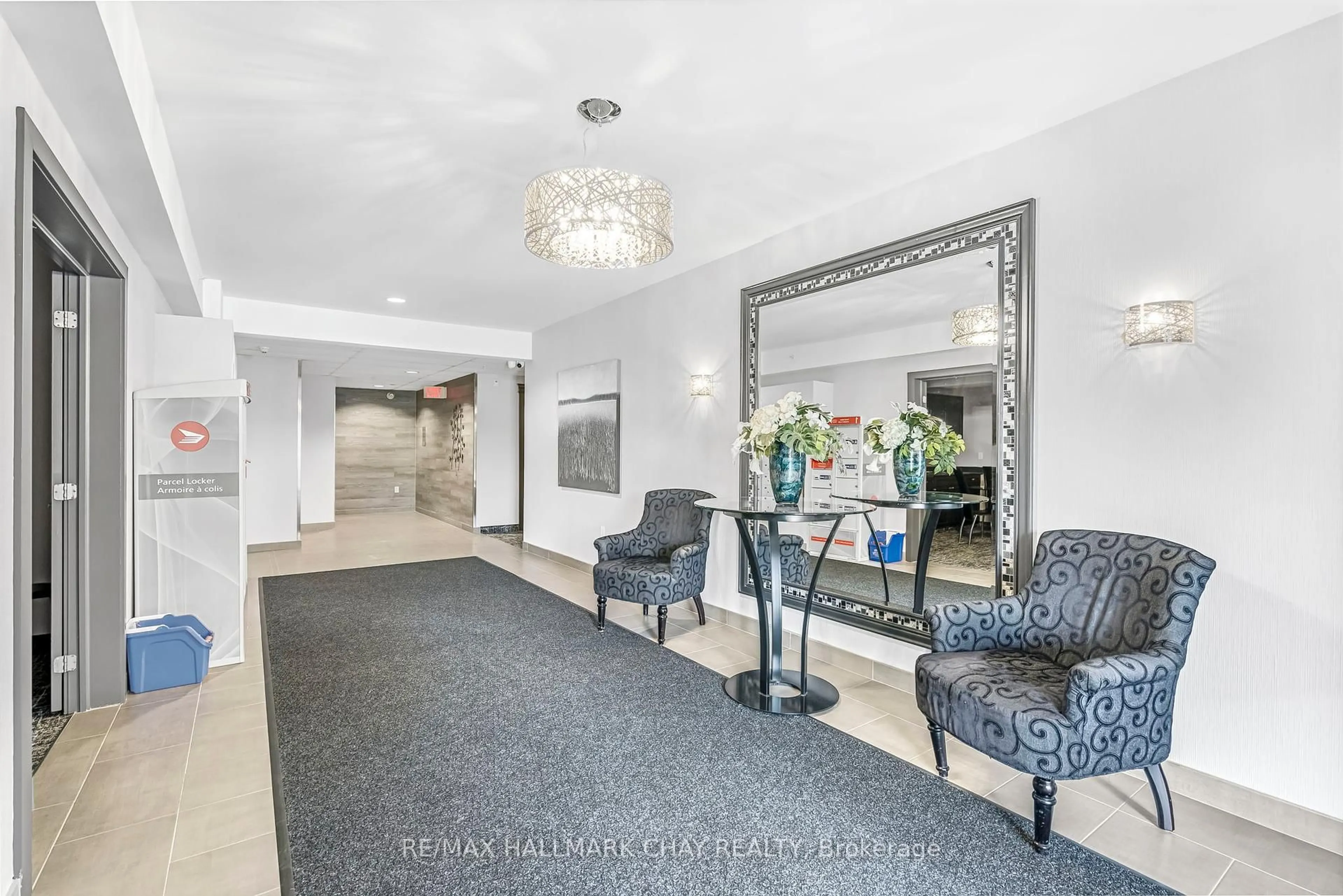 Indoor foyer for 41 Ferndale Dr #110, Barrie Ontario L4N 5T6