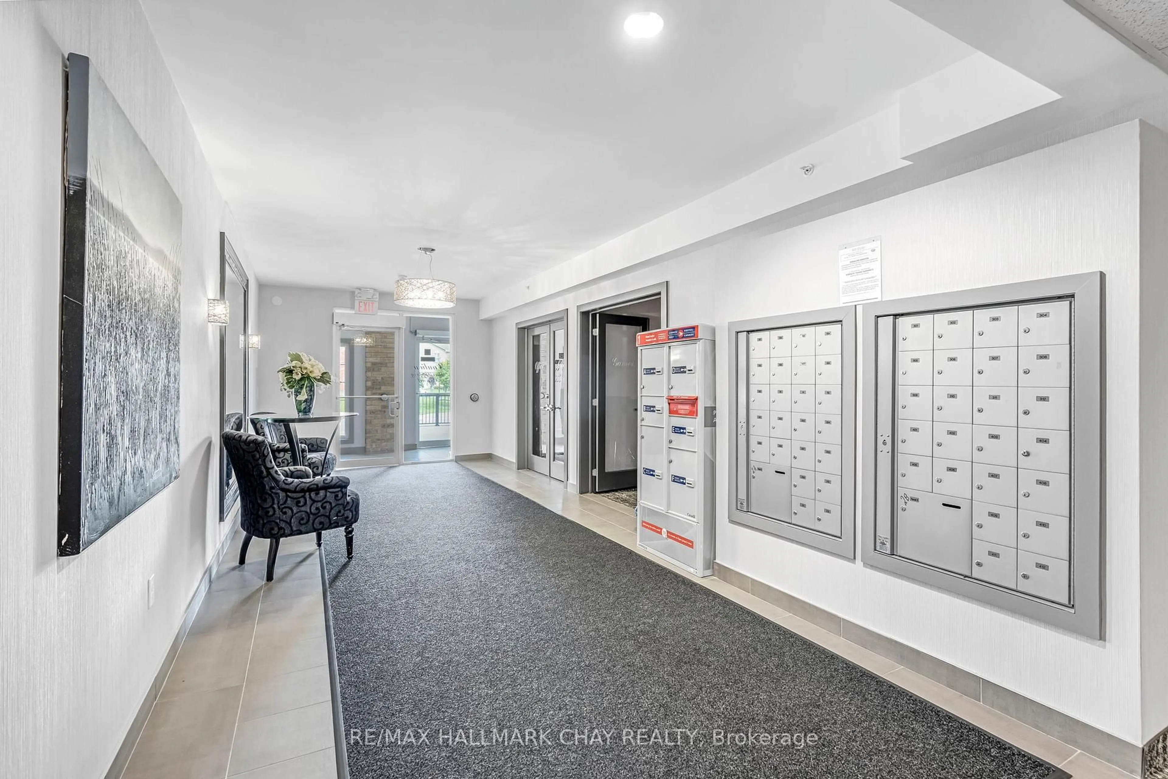 Indoor foyer for 41 Ferndale Dr #110, Barrie Ontario L4N 5T6