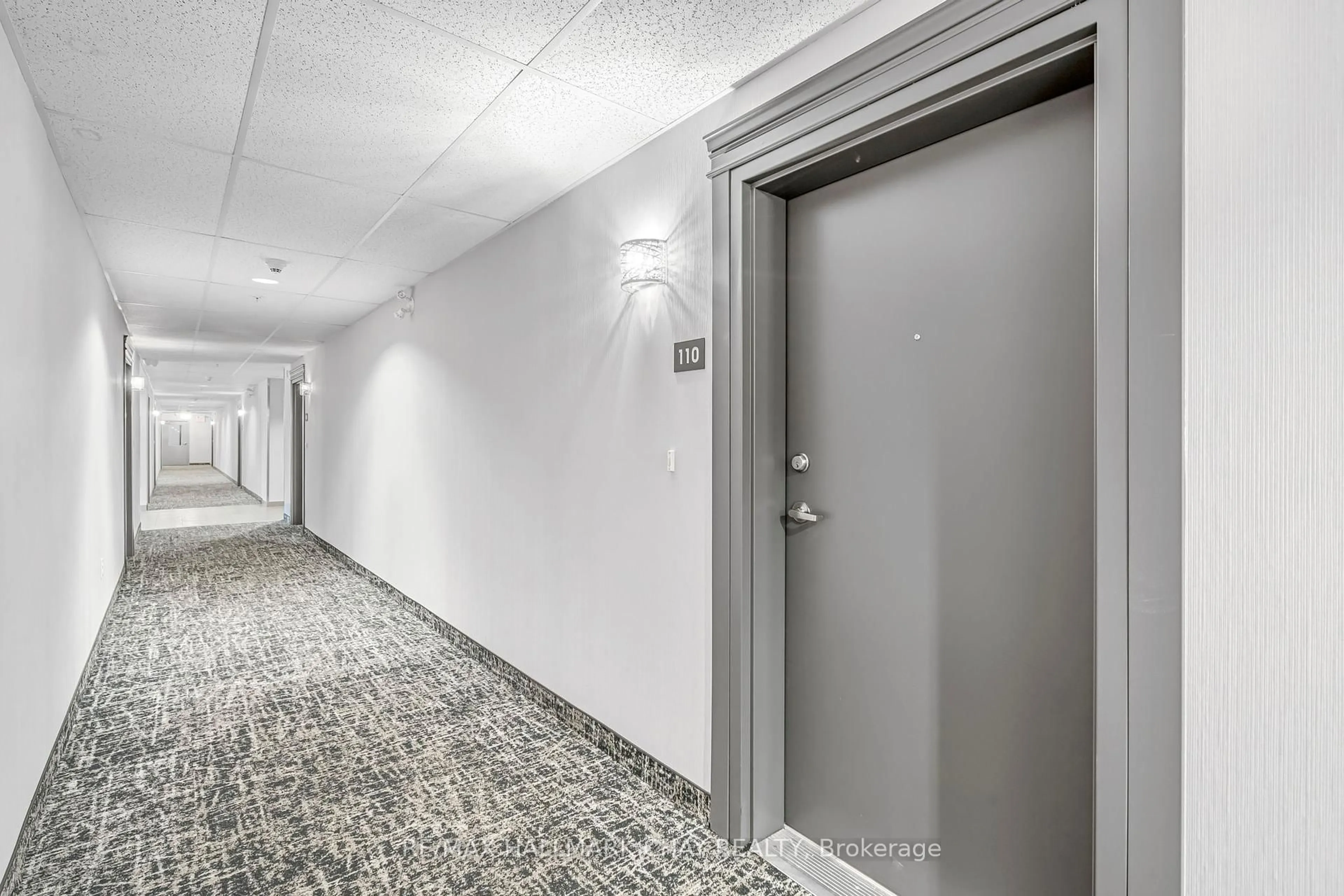 Indoor foyer for 41 Ferndale Dr #110, Barrie Ontario L4N 5T6
