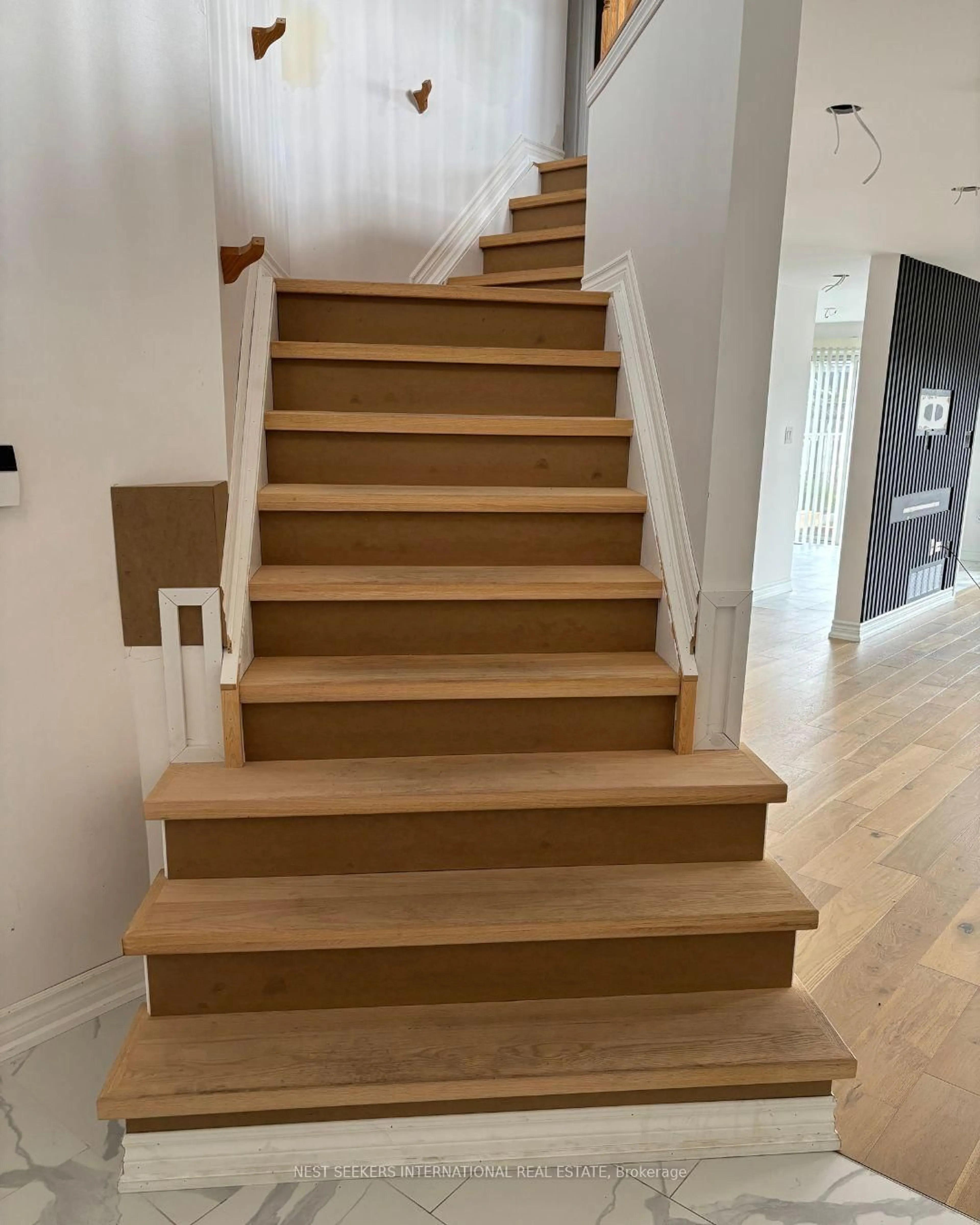 Stairs for 78 Clute Cres, Barrie Ontario L4N 8S6
